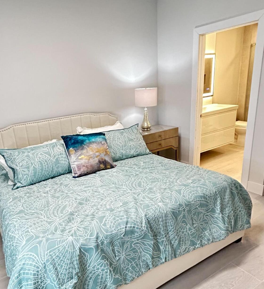 Apartment Elegant Escape With Heated Pool, Sauna, Tennis & Pickleball 3 Mls To