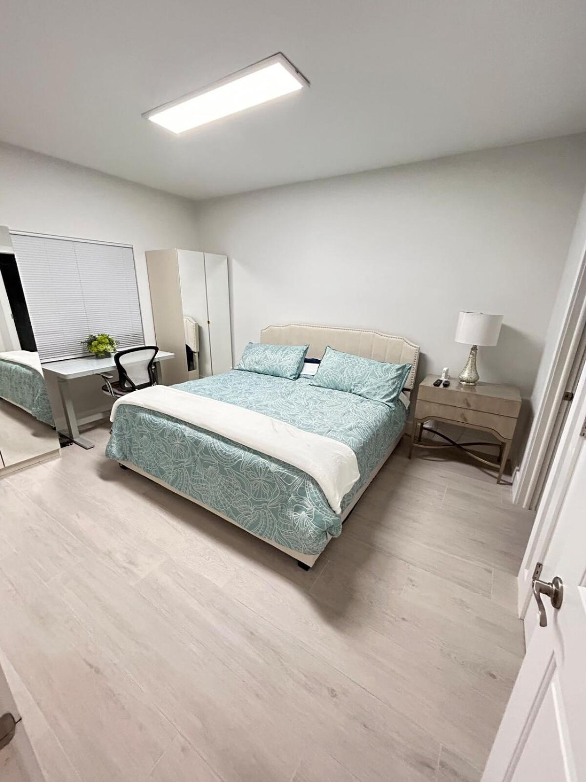 Apartment Elegant Escape With Heated Pool, Sauna, Tennis & Pickleball 3 Mls To Naples