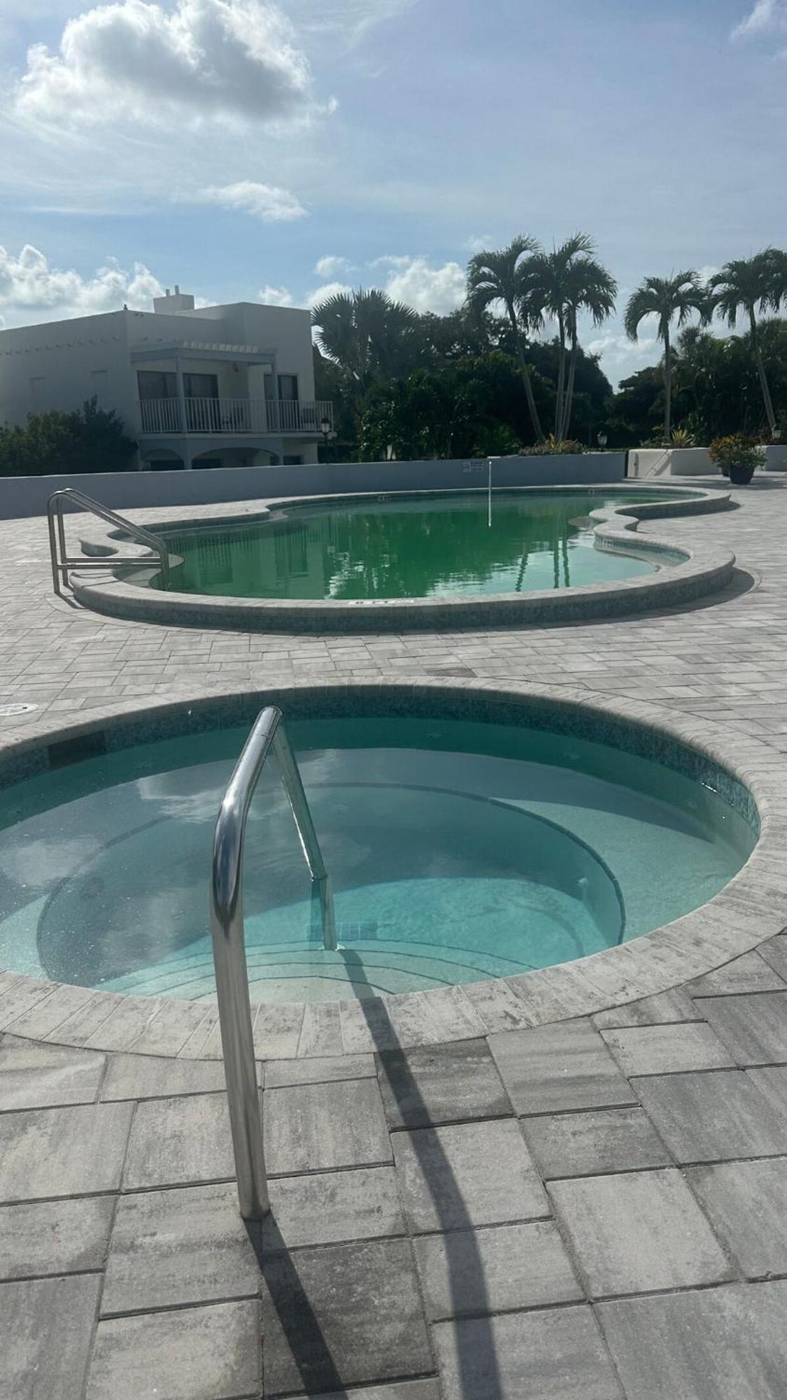 Apartment Elegant Escape With Heated Pool, Sauna, Tennis & Pickleball 3 Mls To *