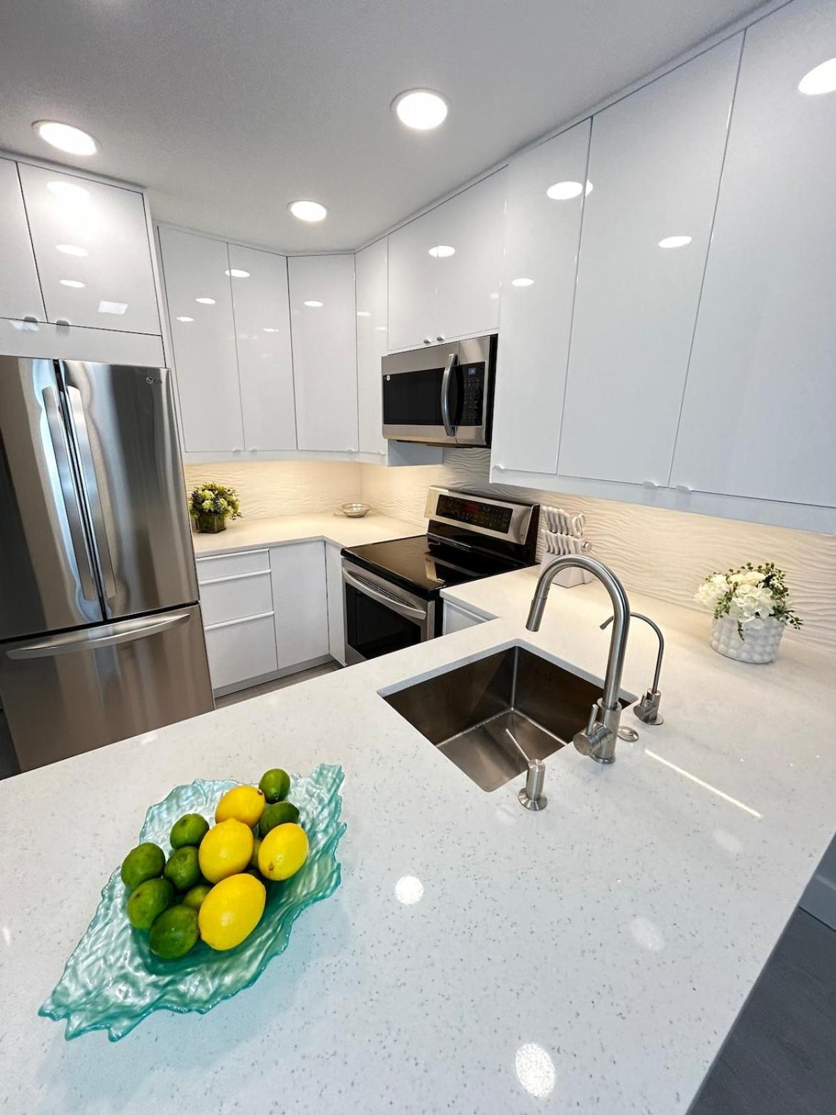 Apartment Elegant Escape With Heated Pool, Sauna, Tennis & Pickleball 3 Mls To Naples