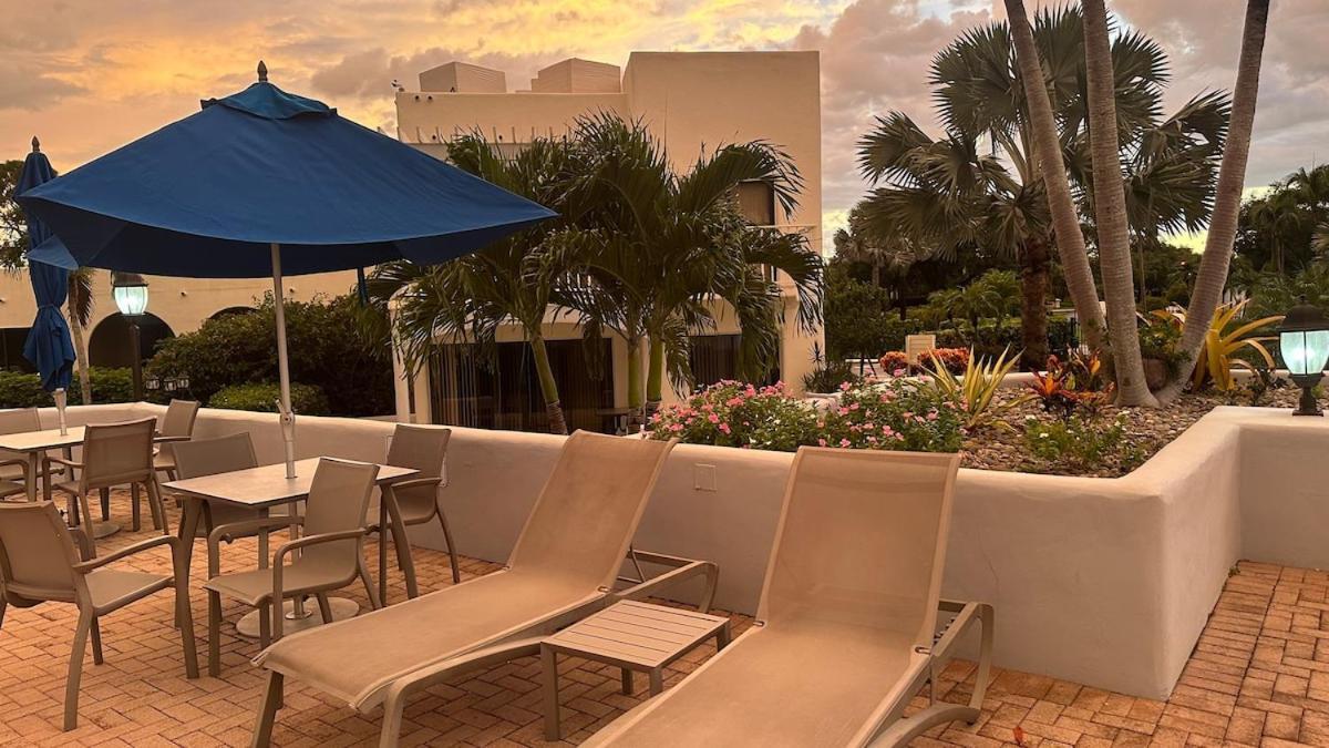 Elegant Escape With Heated Pool, Sauna, Tennis & Pickleball 3 Mls To Naples