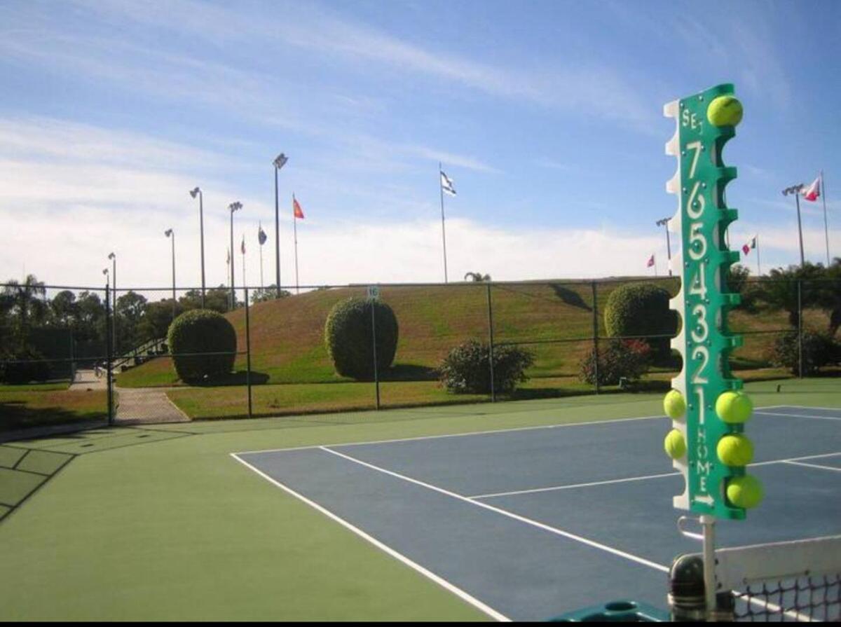 Elegant Escape With Heated Pool, Sauna, Tennis & Pickleball 3 Mls To