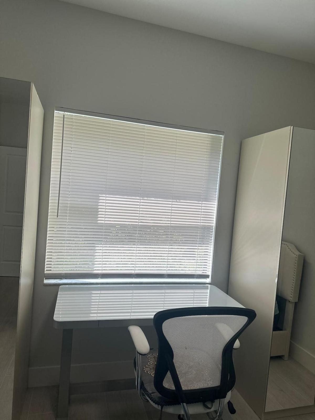 Apartment Elegant Escape With Heated Pool, Sauna, Tennis & Pickleball 3 Mls To