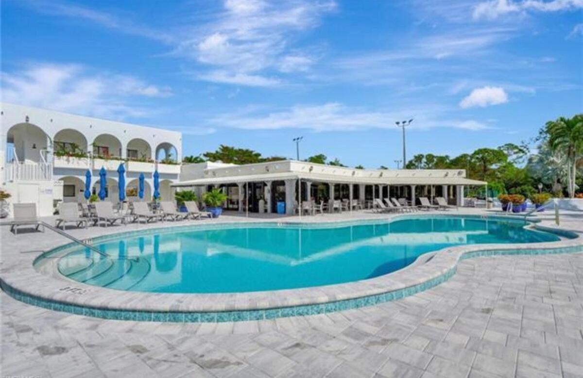 Elegant Escape With Heated Pool, Sauna, Tennis & Pickleball 3 Mls To * Naples