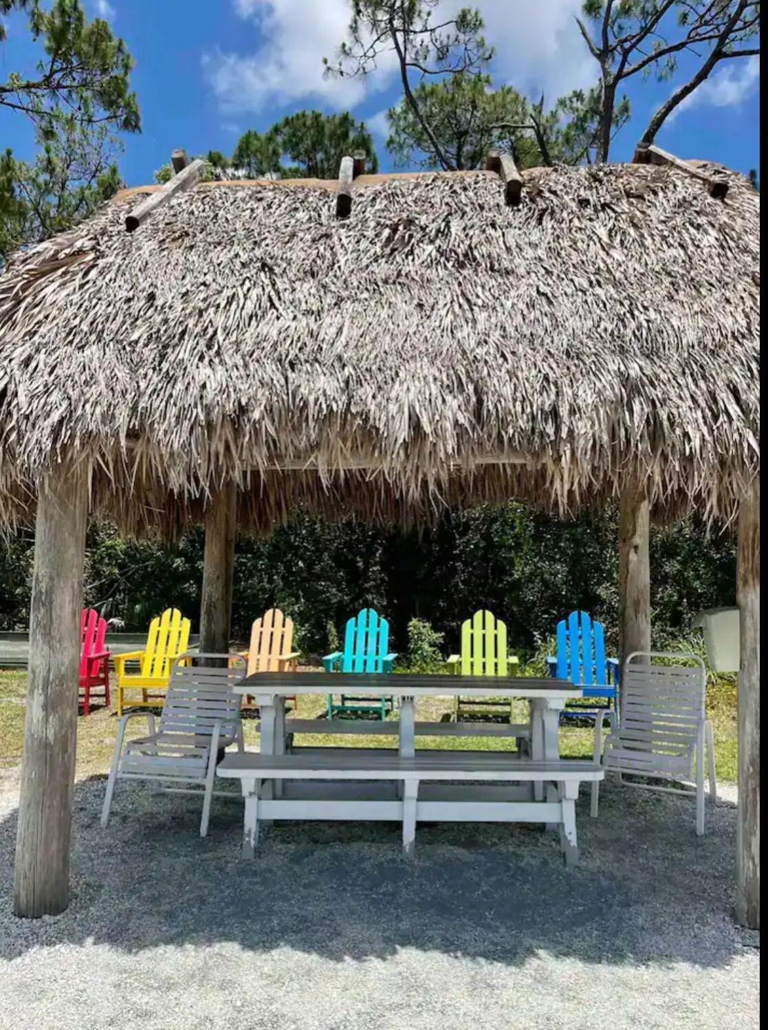 Apartment Elegant Escape With Heated Pool, Sauna, Tennis & Pickleball 3 Mls To