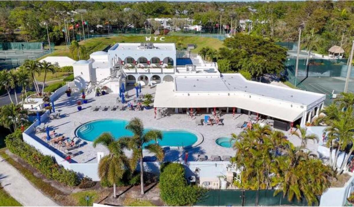 Apartment Elegant Escape With Heated Pool, Sauna, Tennis & Pickleball 3 Mls To *