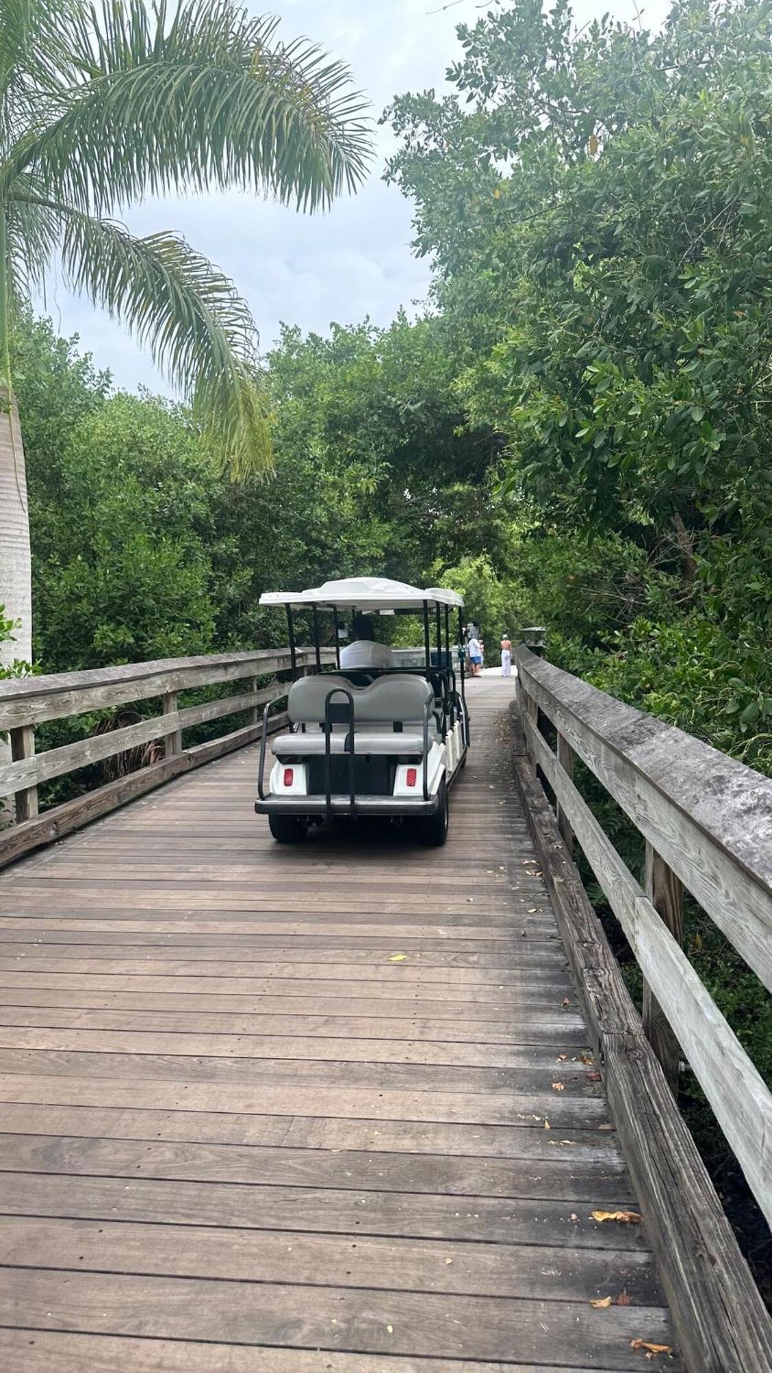Elegant Escape With Heated Pool, Sauna, Tennis & Pickleball 3 Mls To Apartment Naples
