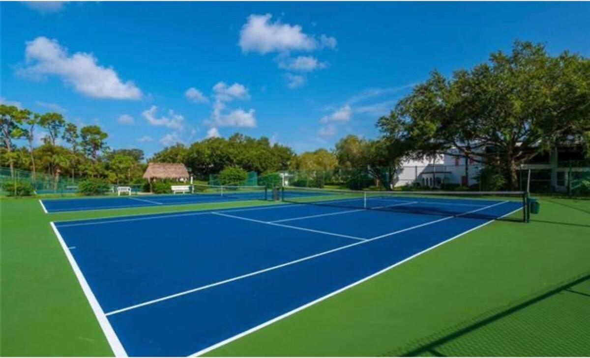 Apartment Elegant Escape With Heated Pool, Sauna, Tennis & Pickleball 3 Mls To Naples