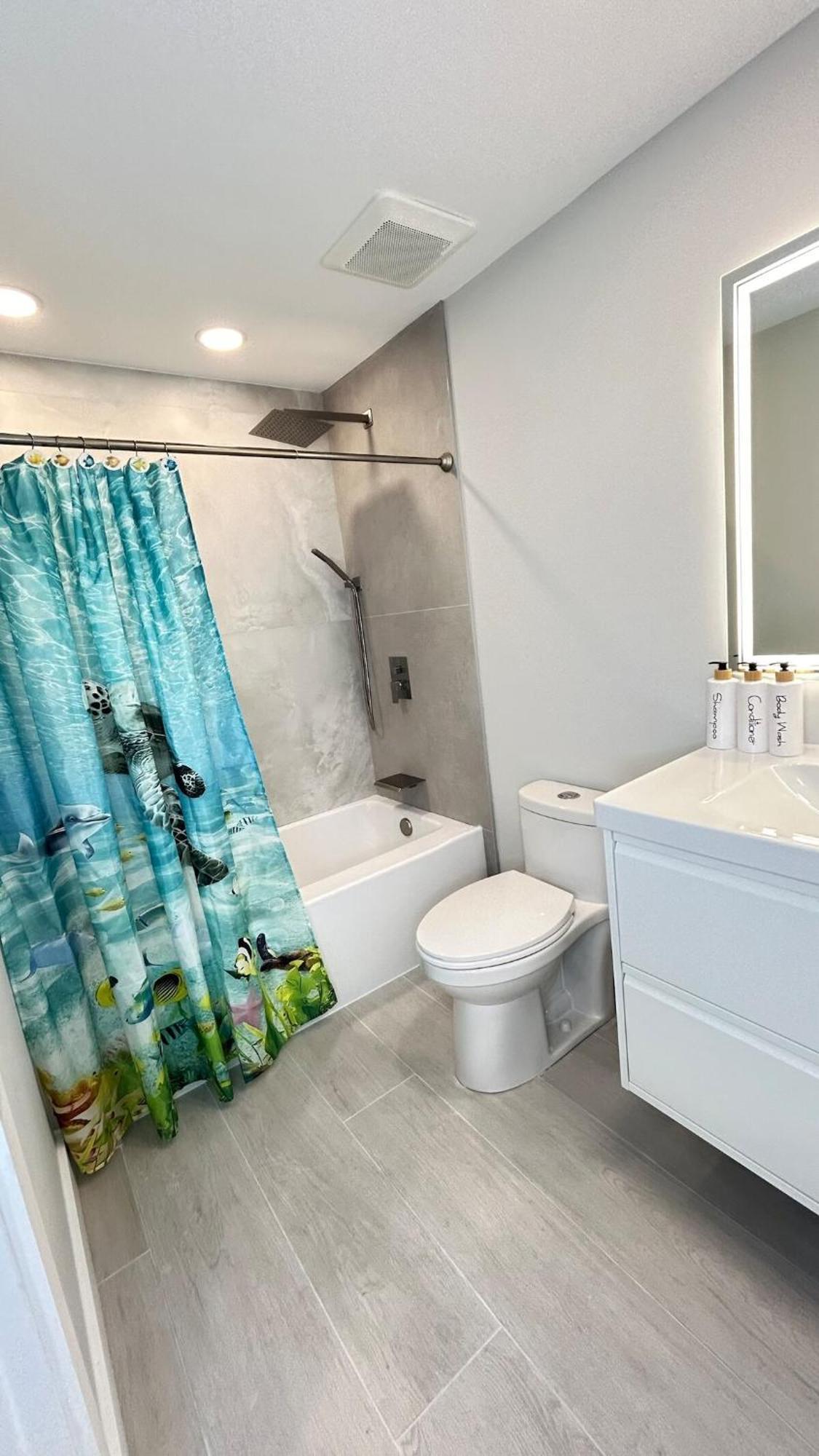 Elegant Escape With Heated Pool, Sauna, Tennis & Pickleball 3 Mls To *