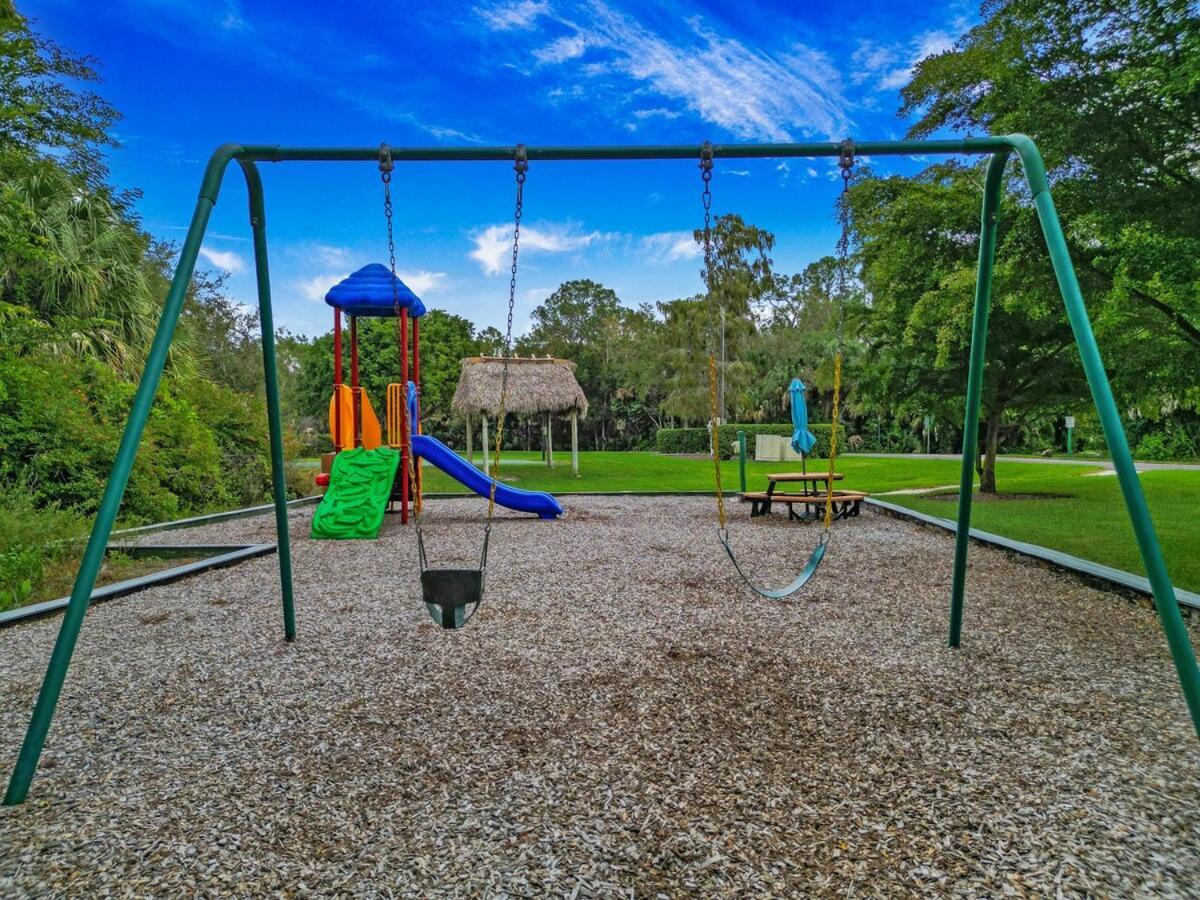 Elegant Escape With Heated Pool, Sauna, Tennis & Pickleball 3 Mls To