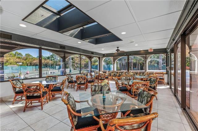 Elegant Escape With Heated Pool, Sauna, Tennis & Pickleball 3 Mls To *