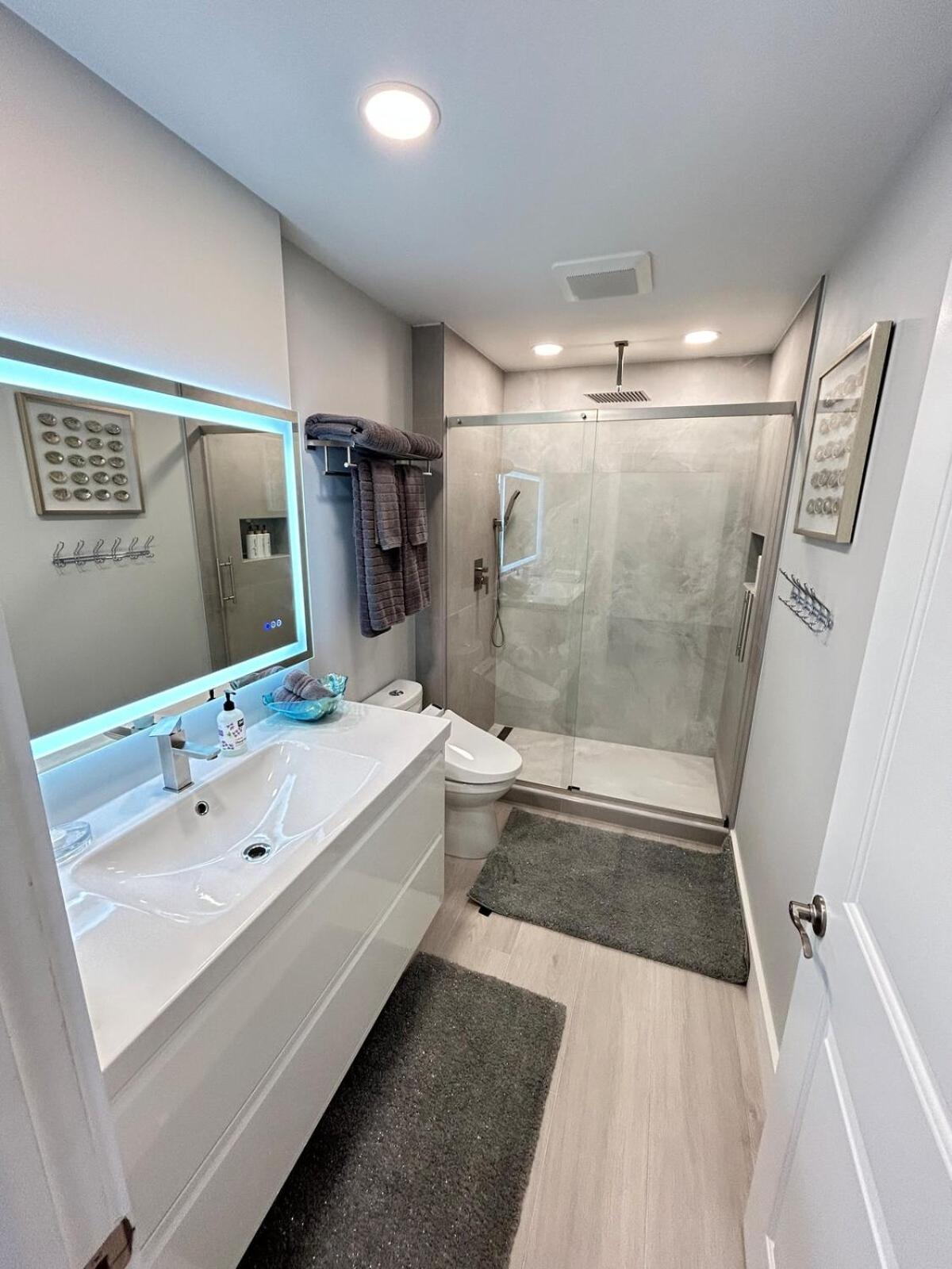 Elegant Escape With Heated Pool, Sauna, Tennis & Pickleball 3 Mls To Apartment *