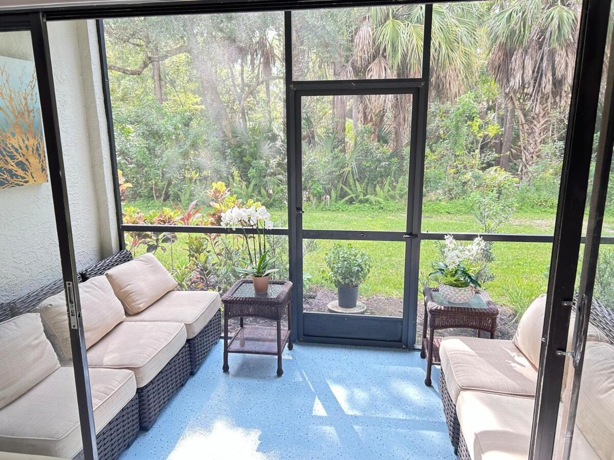 Apartment Elegant Escape With Heated Pool, Sauna, Tennis & Pickleball 3 Mls To *