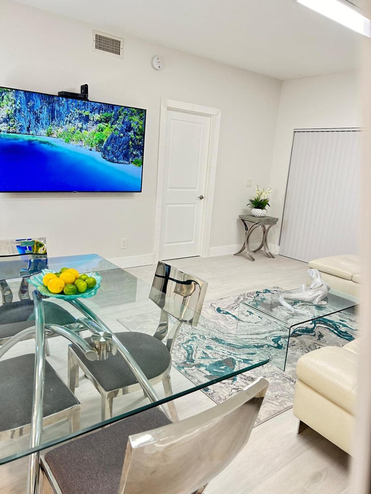Elegant Escape With Heated Pool, Sauna, Tennis & Pickleball 3 Mls To Apartment Naples