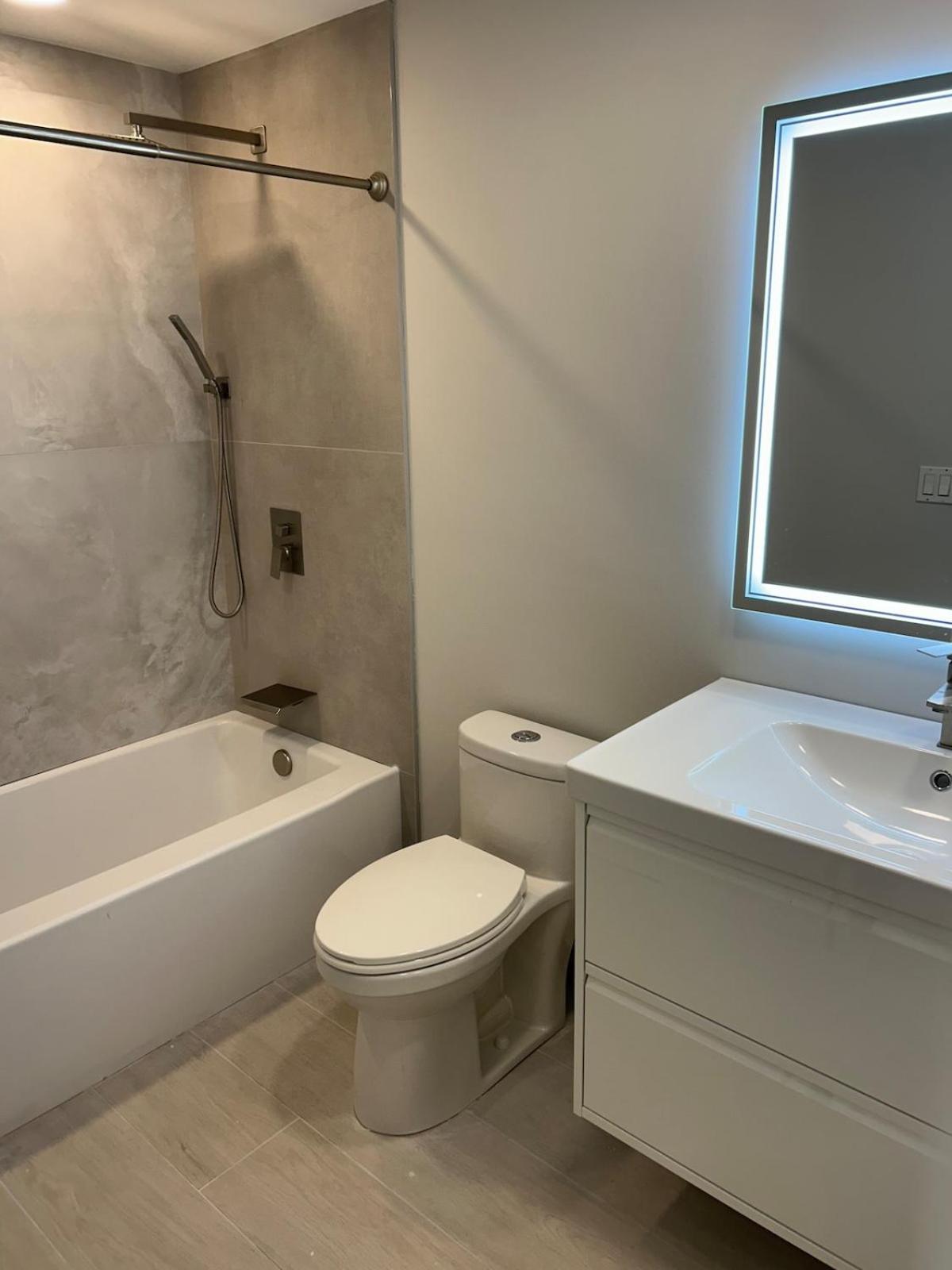 Elegant Escape With Heated Pool, Sauna, Tennis & Pickleball 3 Mls To Apartment *