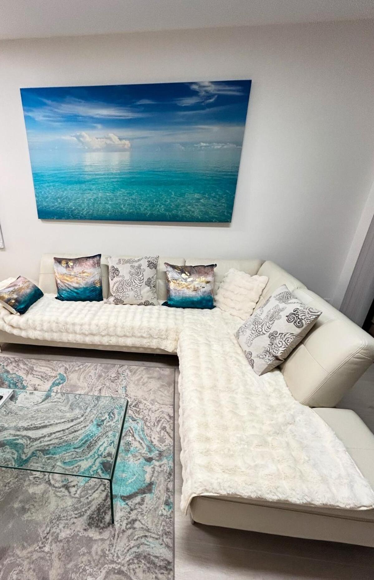 Elegant Escape With Heated Pool, Sauna, Tennis & Pickleball 3 Mls To Apartment