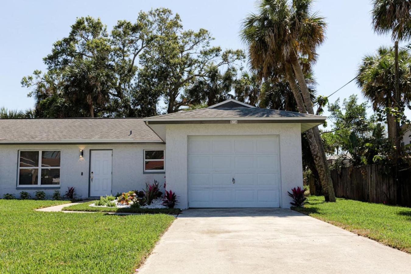 Vacation Walking Distance To The Naples