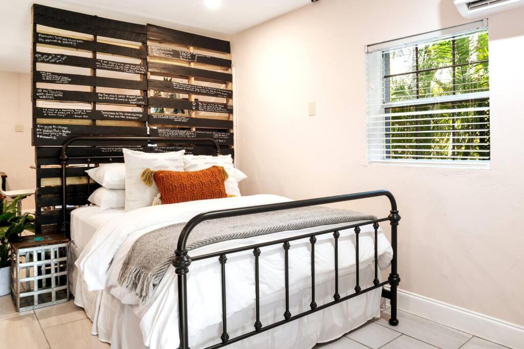 Waterfront Just Minutes To Beaches Holiday home Naples