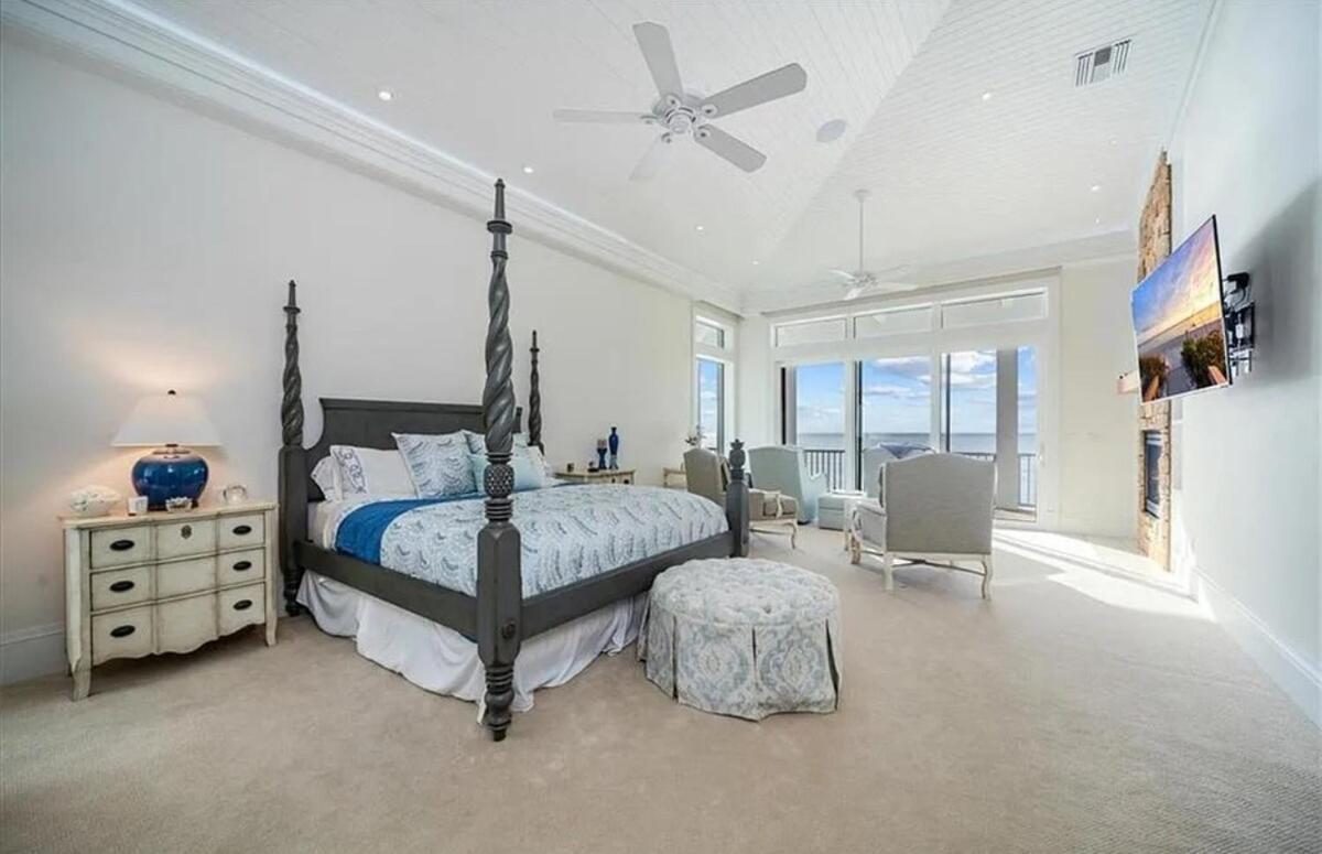 Private Oceanfront Mansion In Luxury Naples