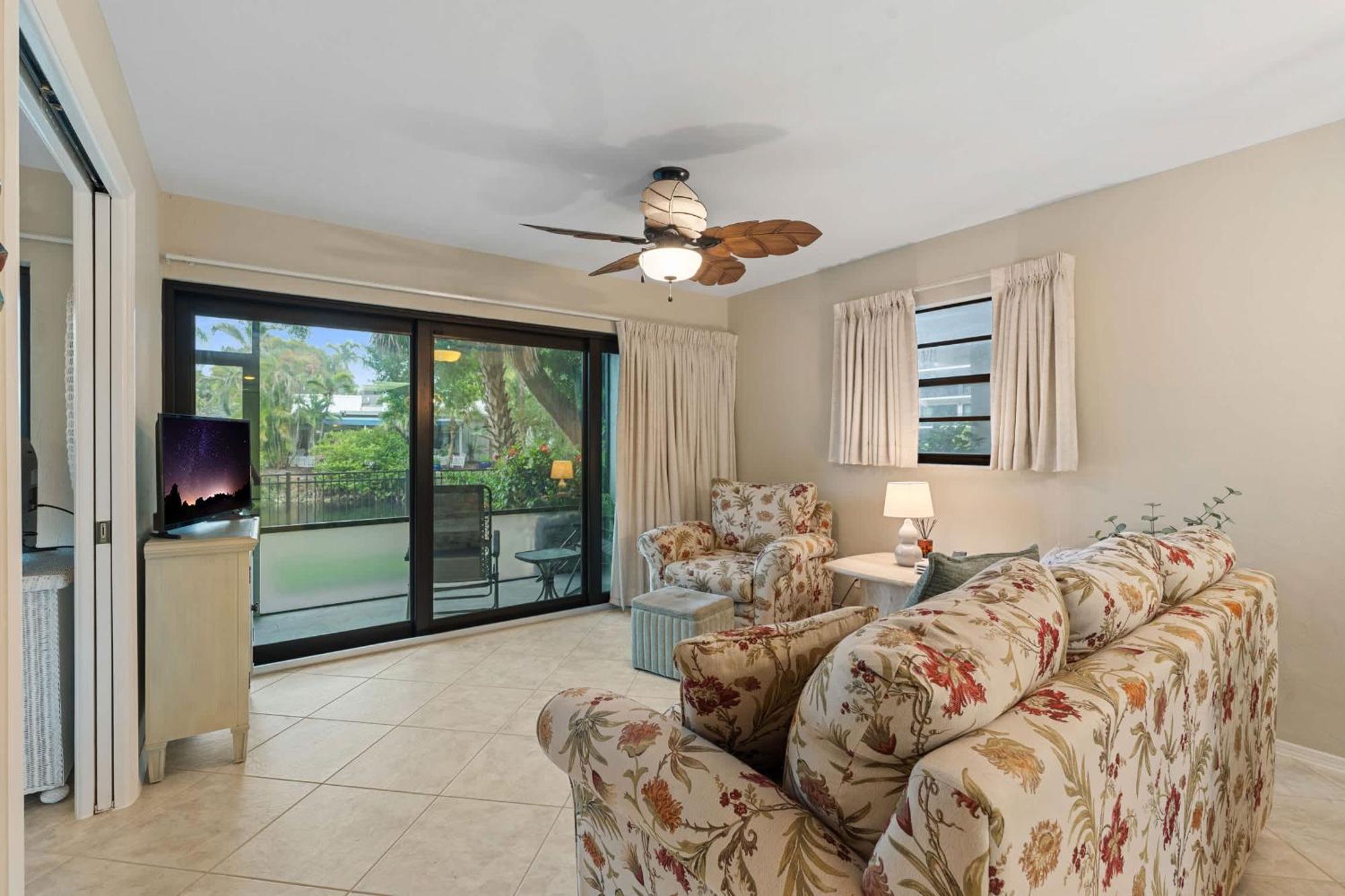 First Floor - End Unit With Views Holiday home *