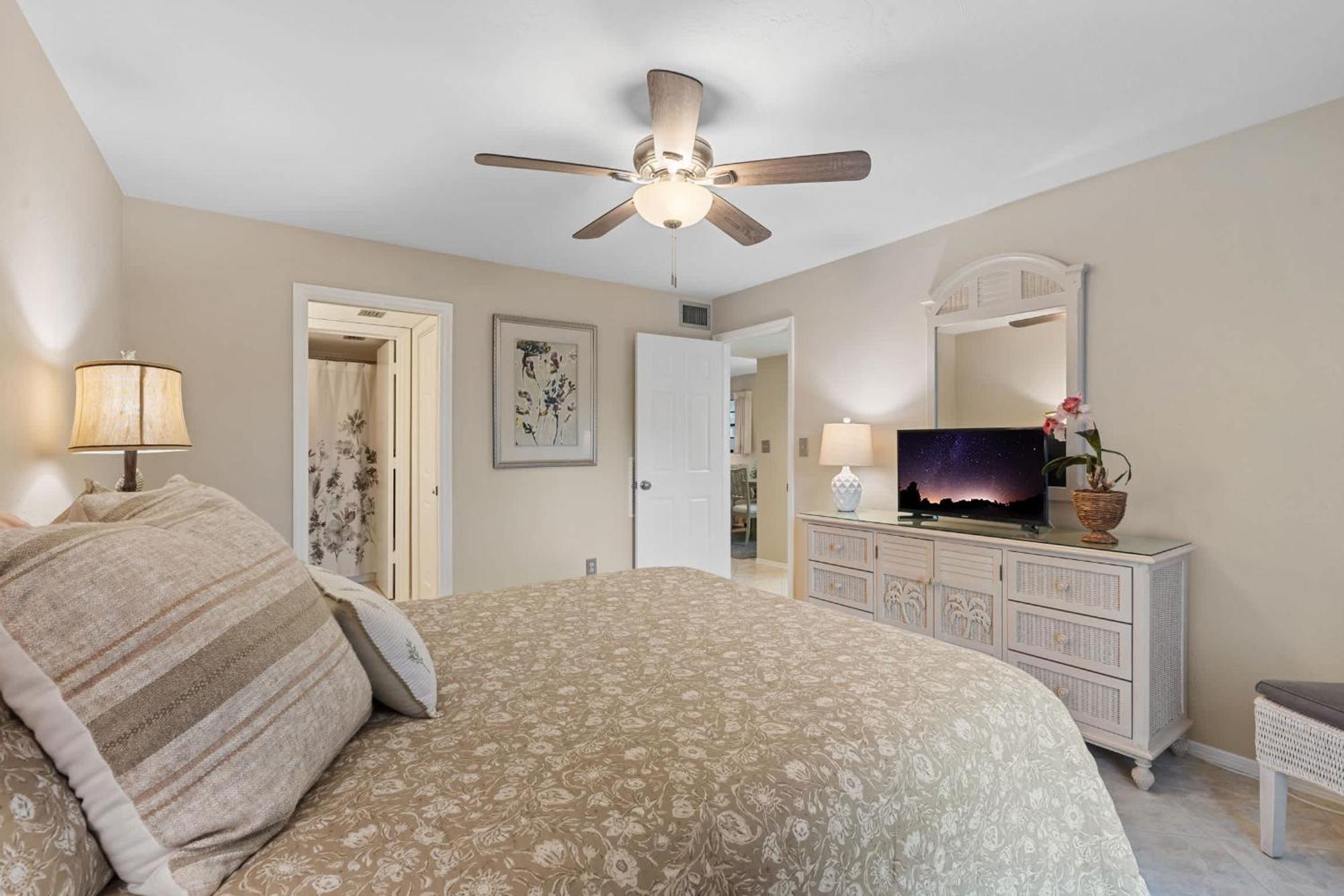 First Floor - End Unit With Views Holiday home