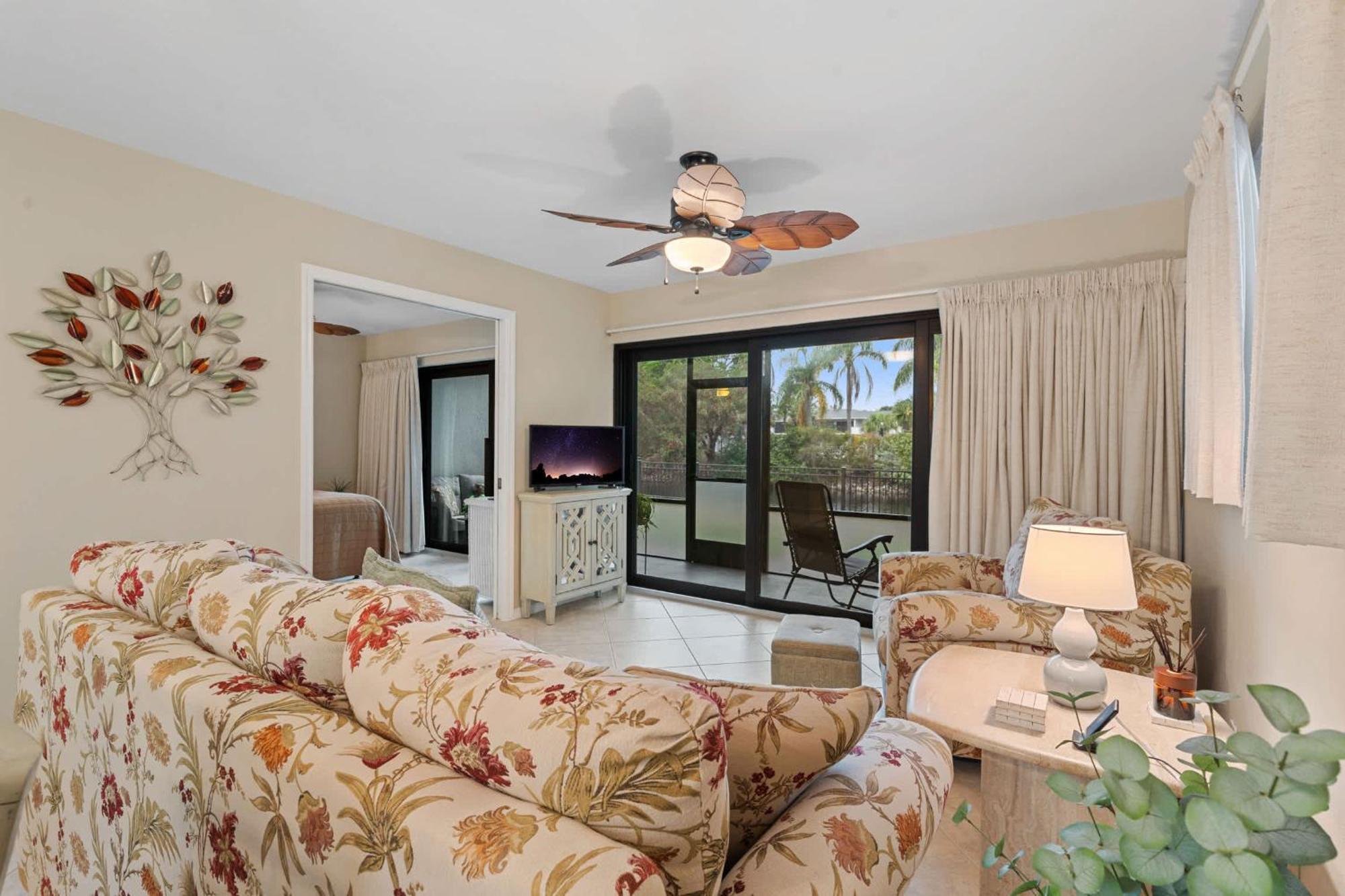 First Floor - End Unit With Views Holiday home Naples