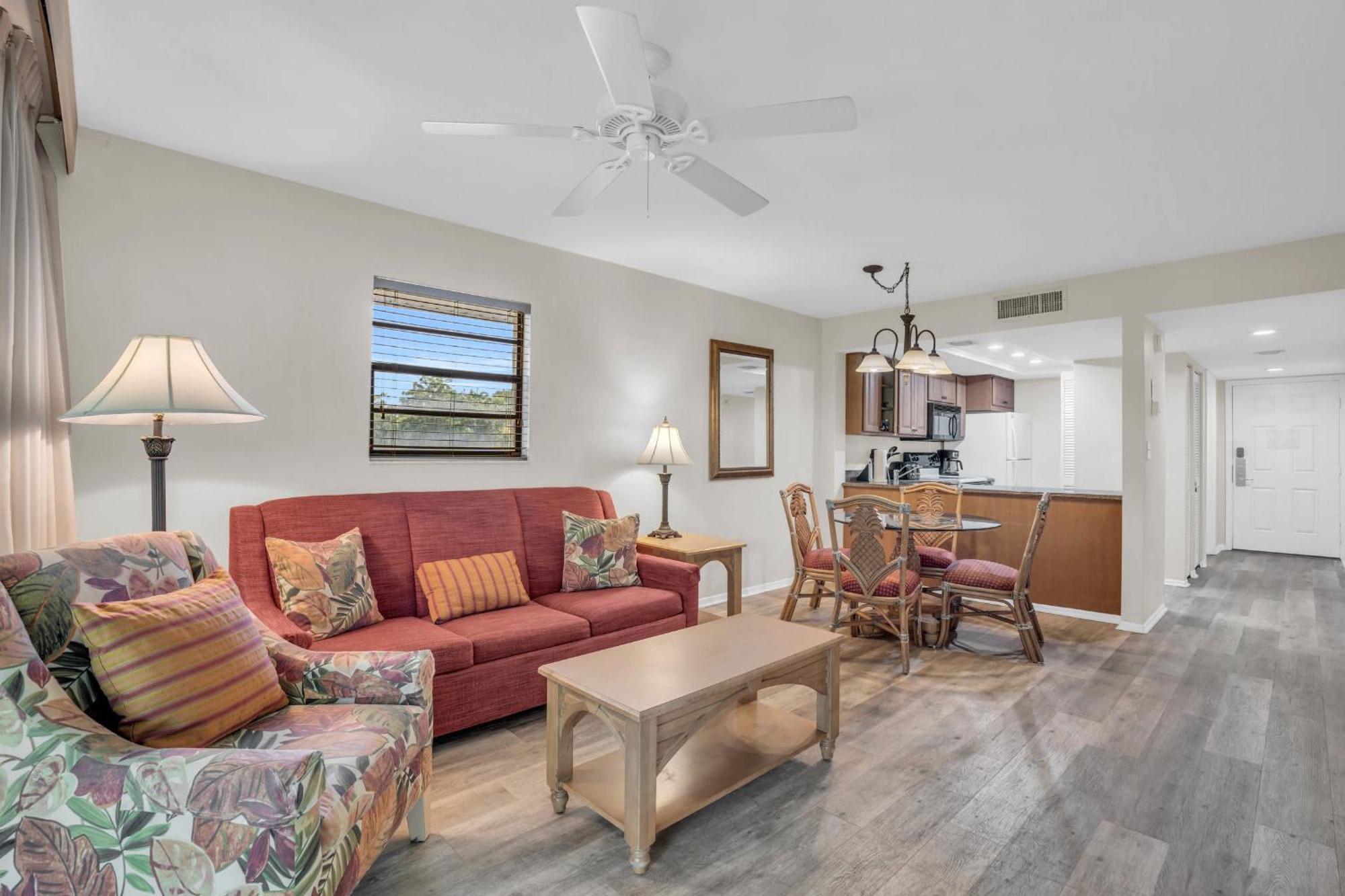 End Unit With Private Views Holiday home Naples