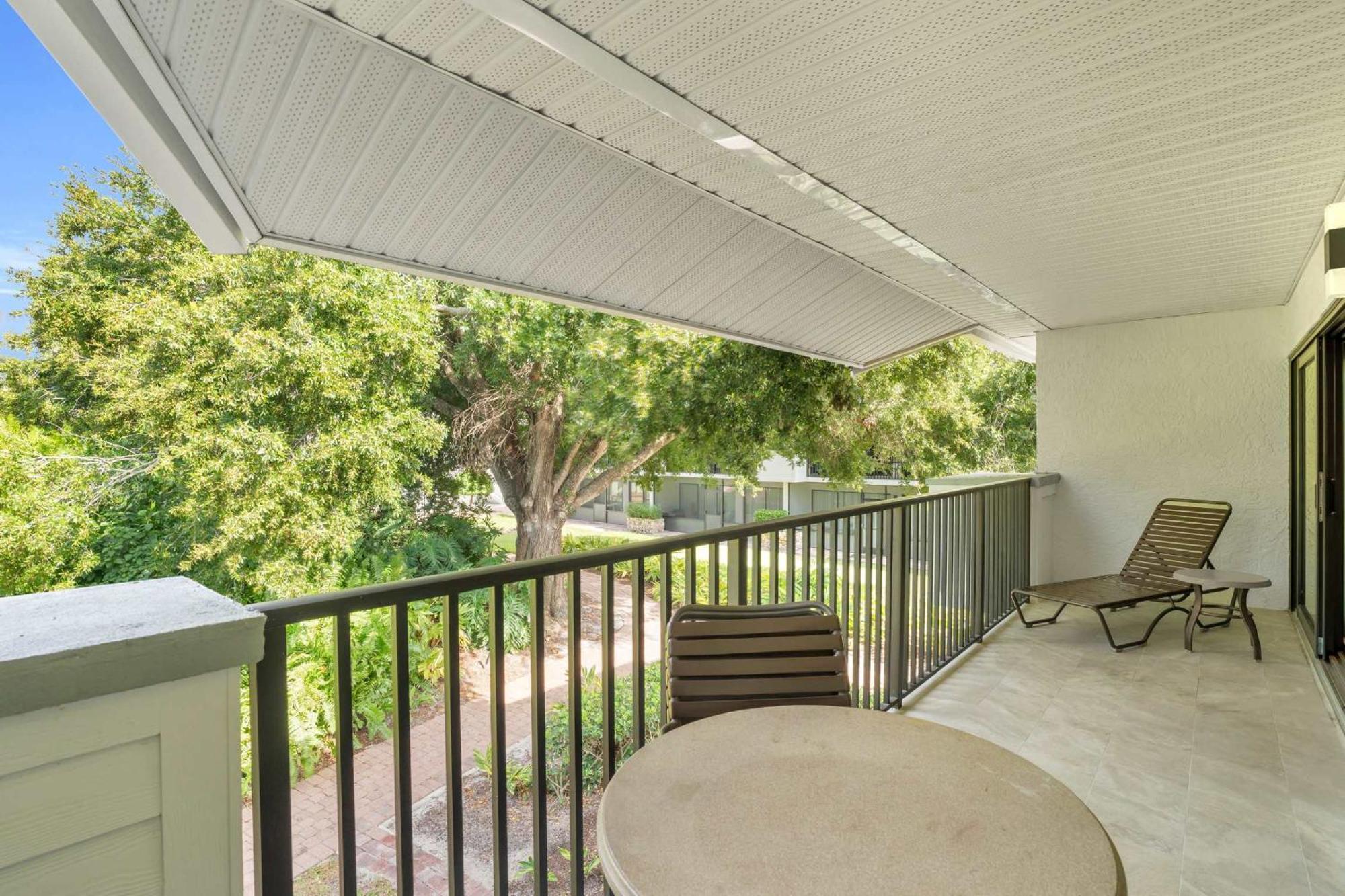 End Unit With Private Views Holiday home Naples