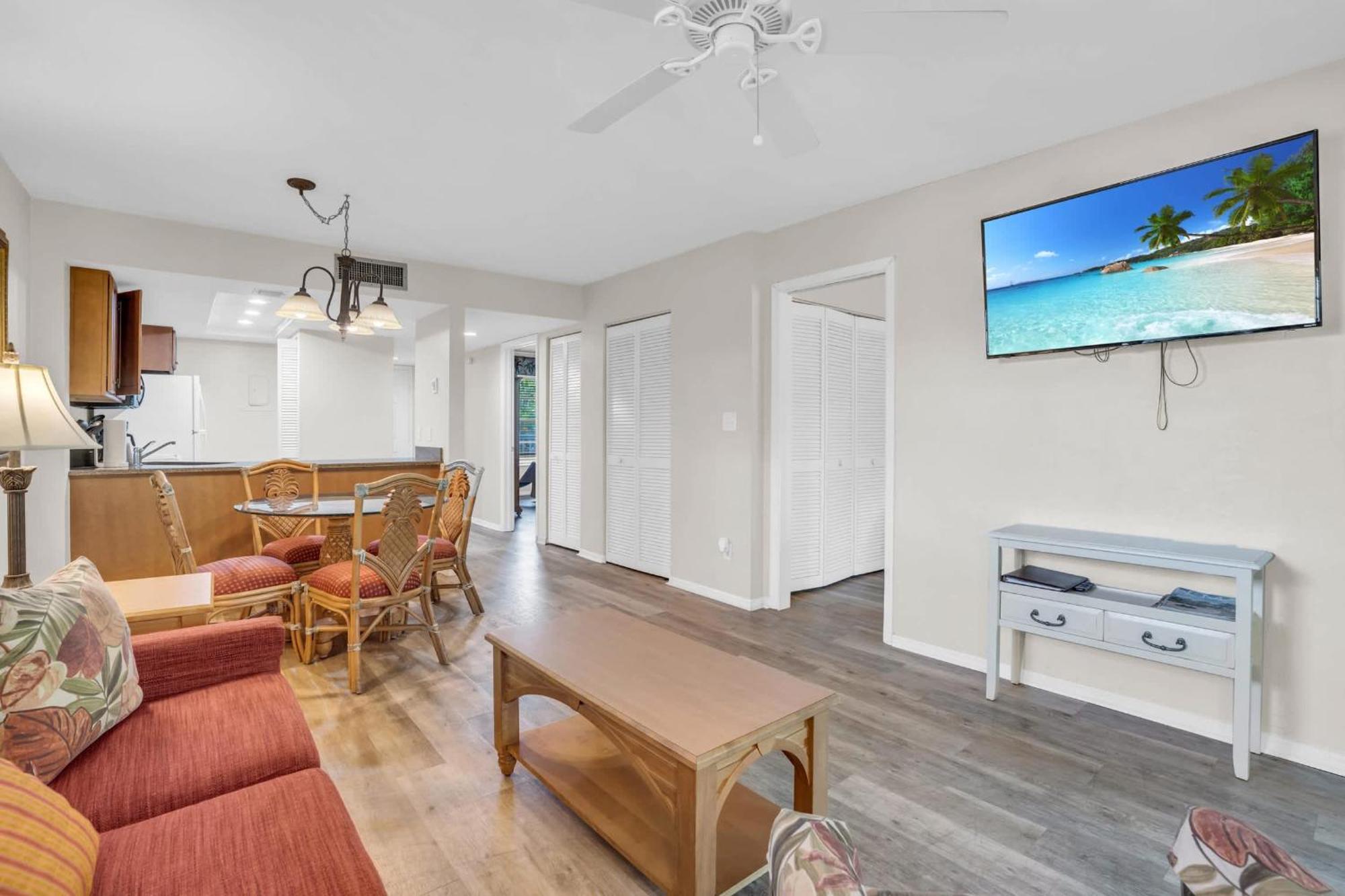 End Unit With Private Views Holiday home Naples