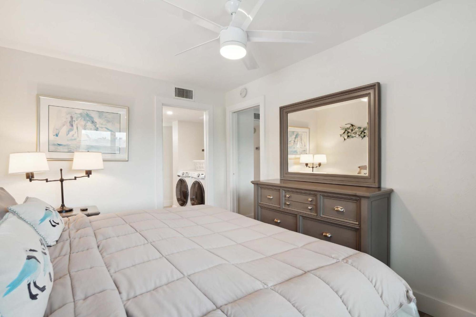 Deluxe Updated With Beautiful Views Naples