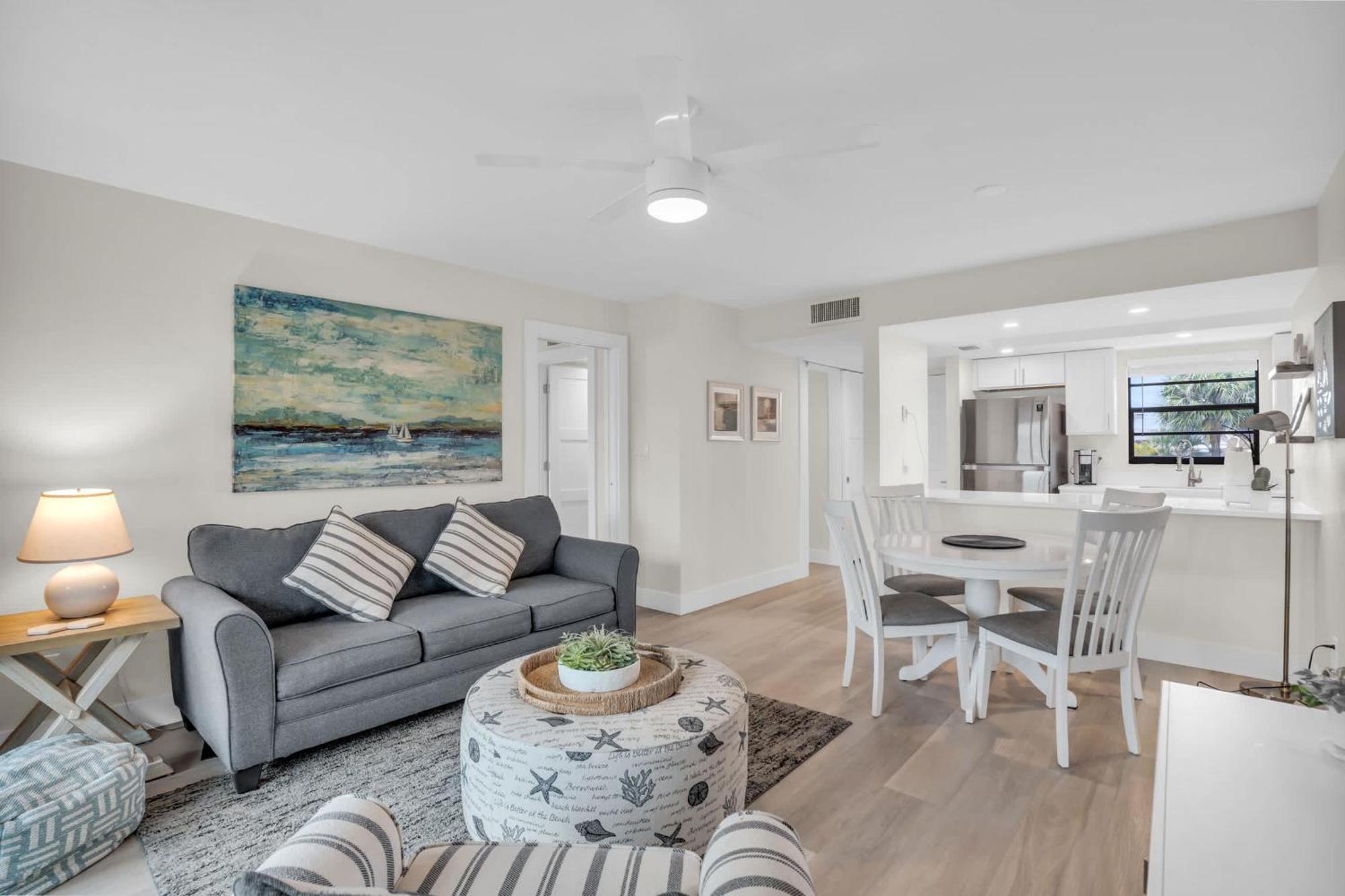 Deluxe Updated With Beautiful Views Naples