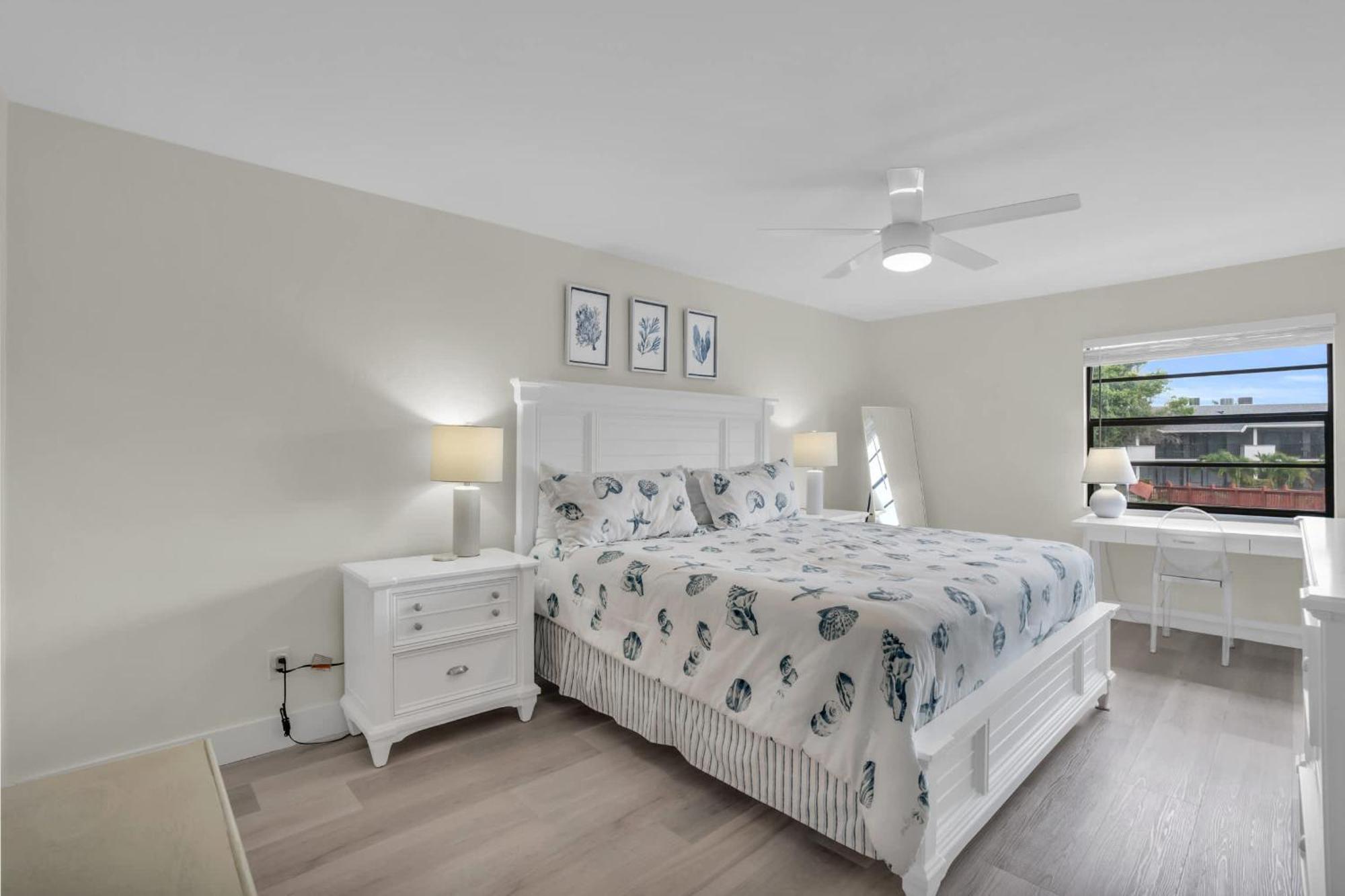 Deluxe Updated With Beautiful Views Naples