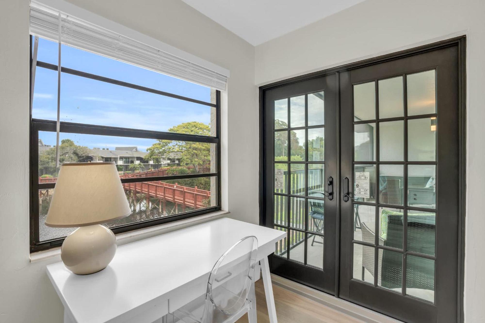 Deluxe Updated With Beautiful Views Naples