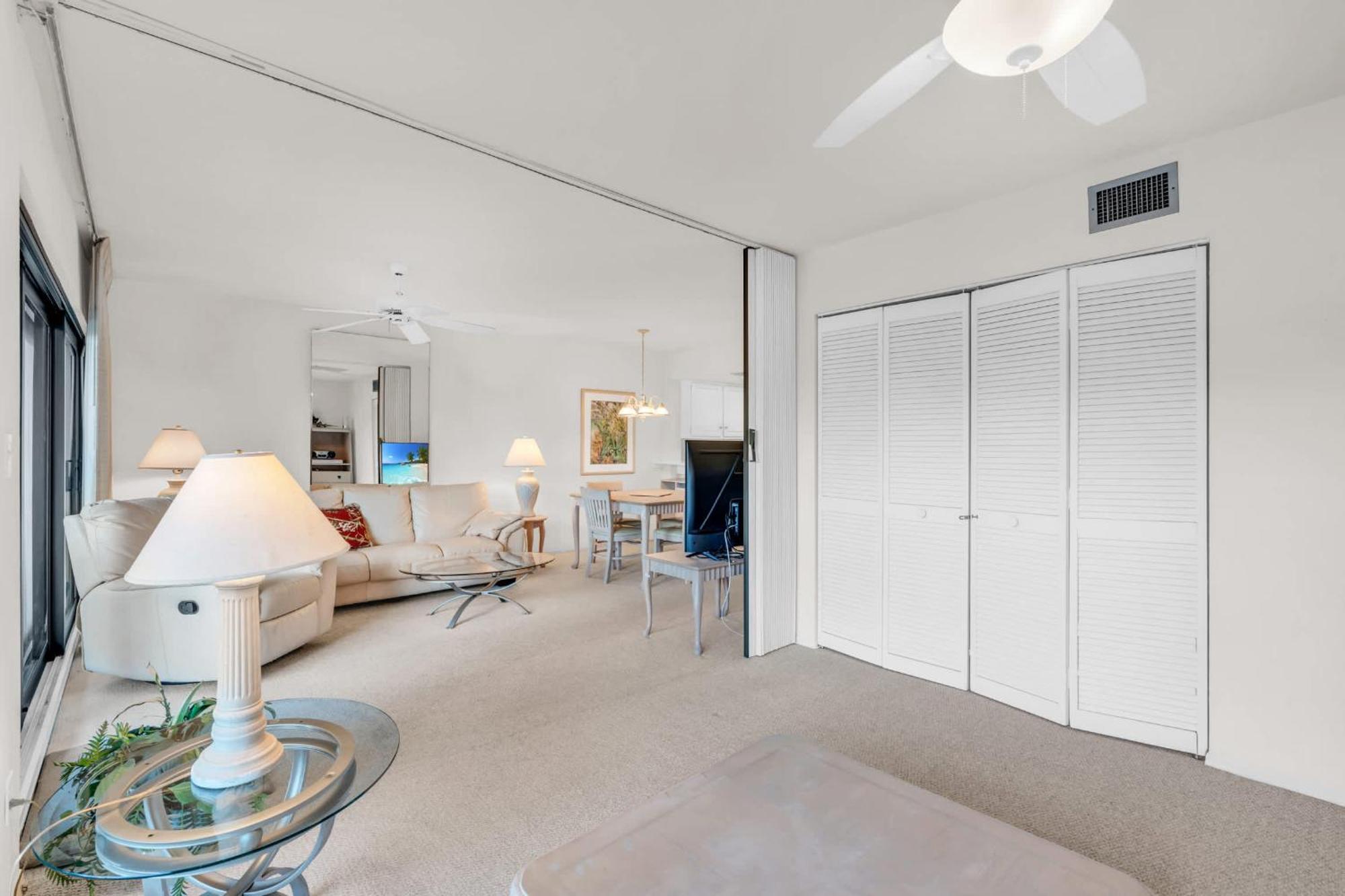 Close To Elevator And And Pool Views * Naples