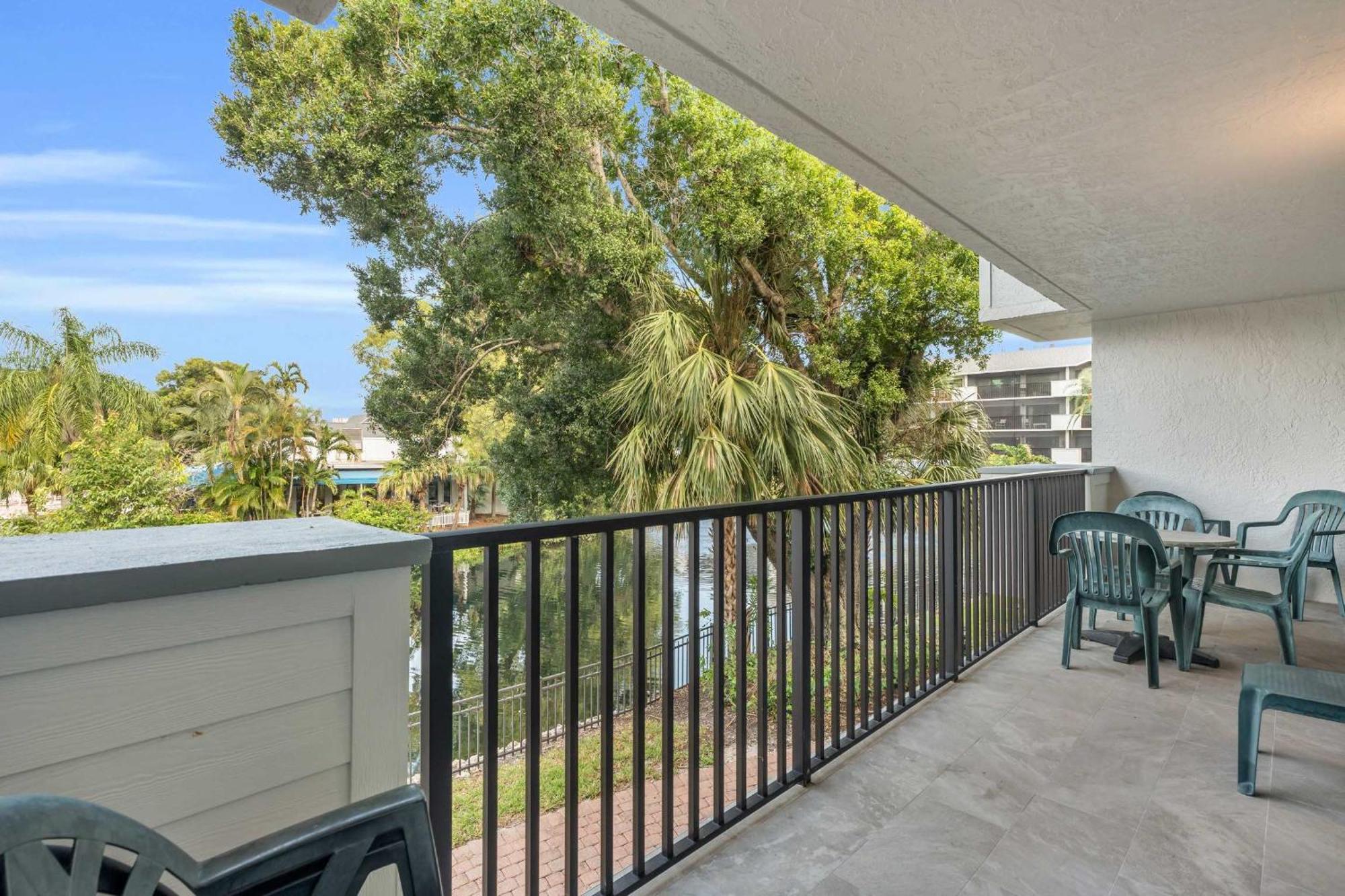 Close To Elevator And And Pool Views Holiday home