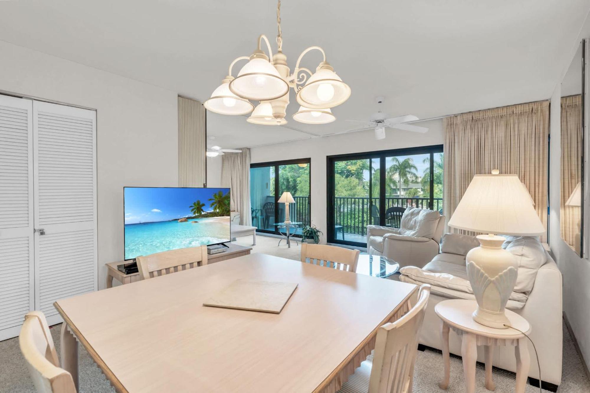 Close To Elevator And And Pool Views * Naples