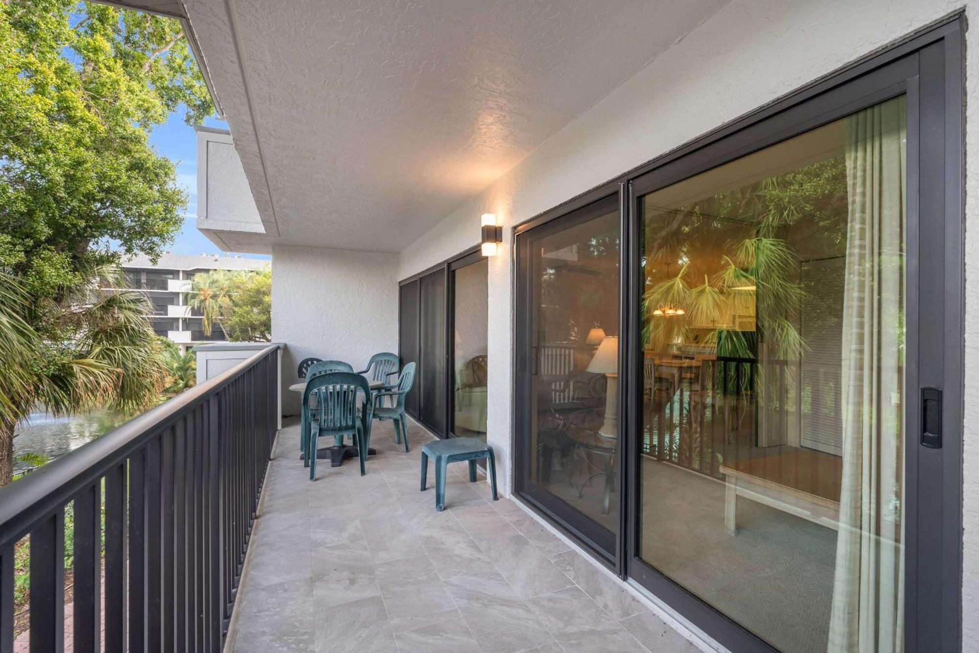 Close To Elevator And And Pool Views *