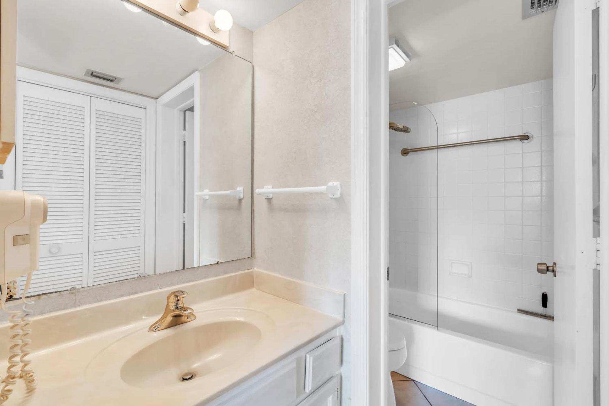 Close To Elevator And And Pool Views Holiday home Naples