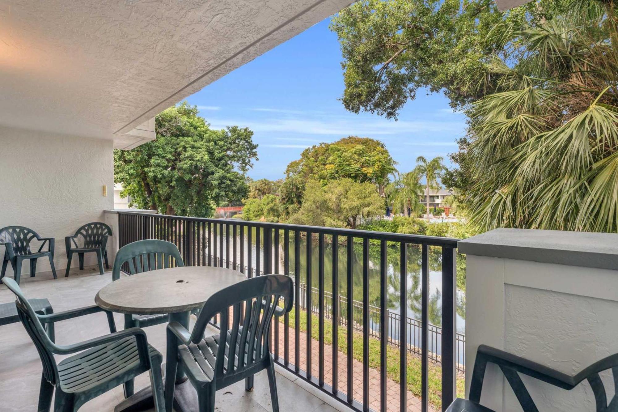 Close To Elevator And And Pool Views Naples