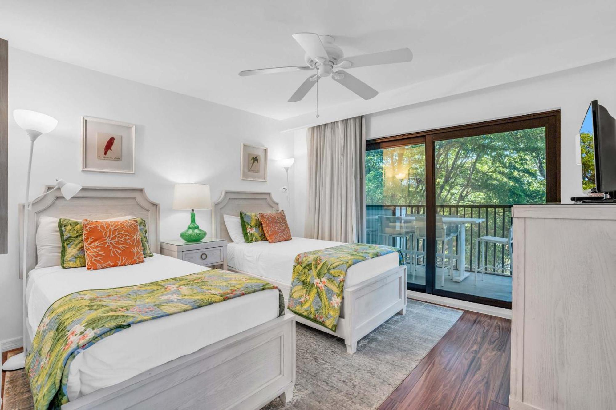 Corner Unit Updated And Near Lobby Holiday home