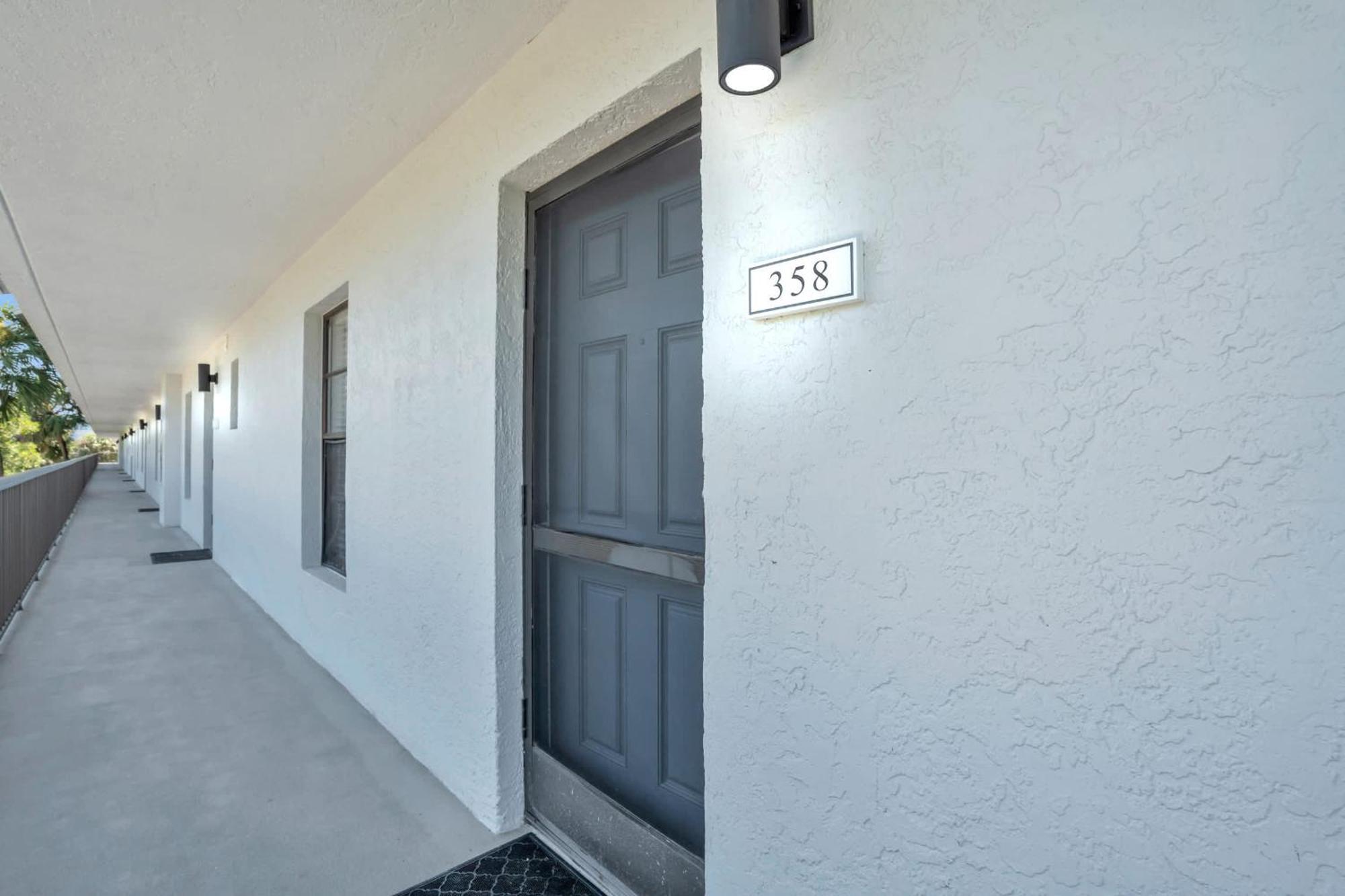 Holiday home Corner Unit Updated And Near Lobby Naples