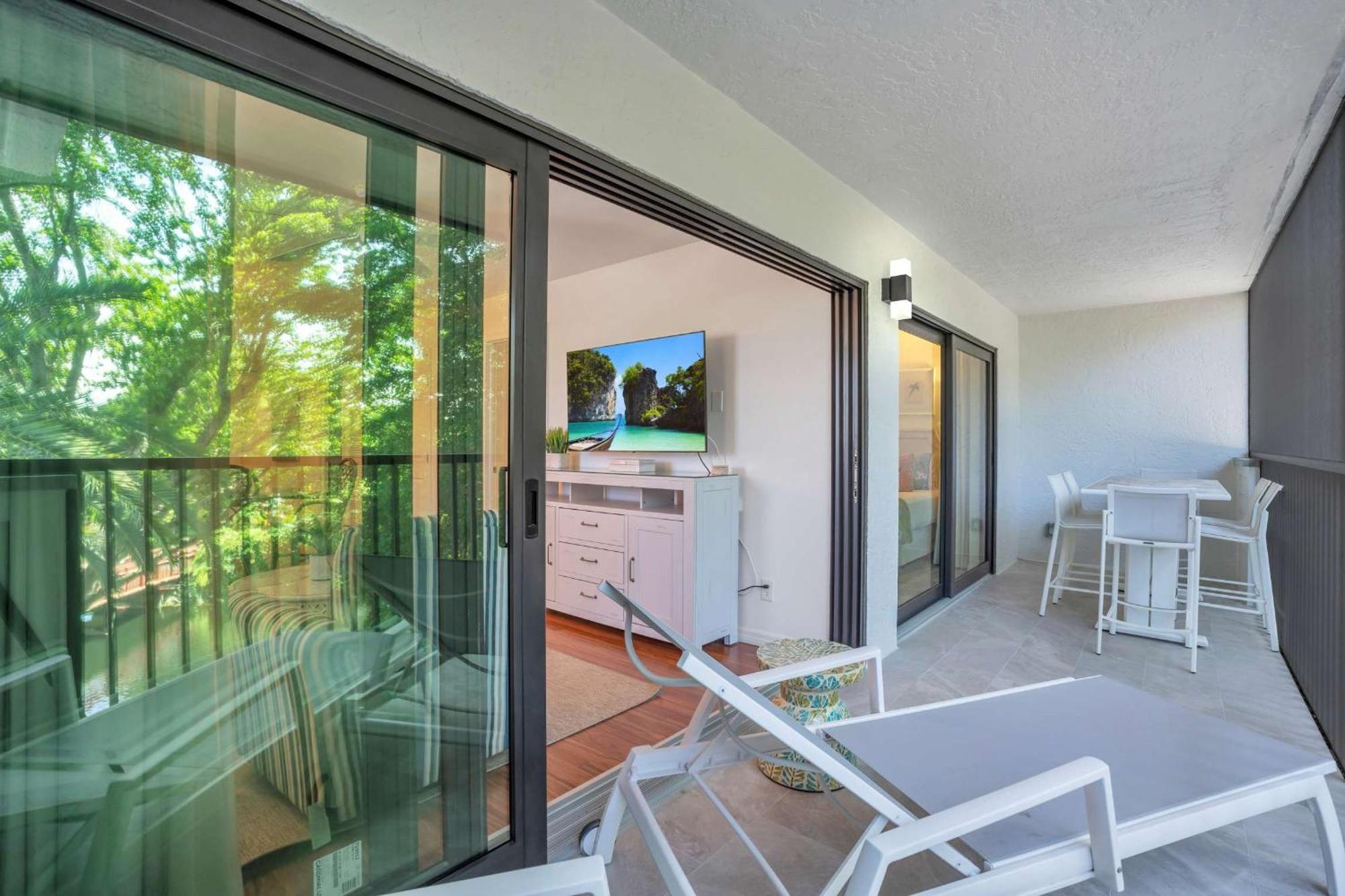Corner Unit Updated And Near Lobby Holiday home *