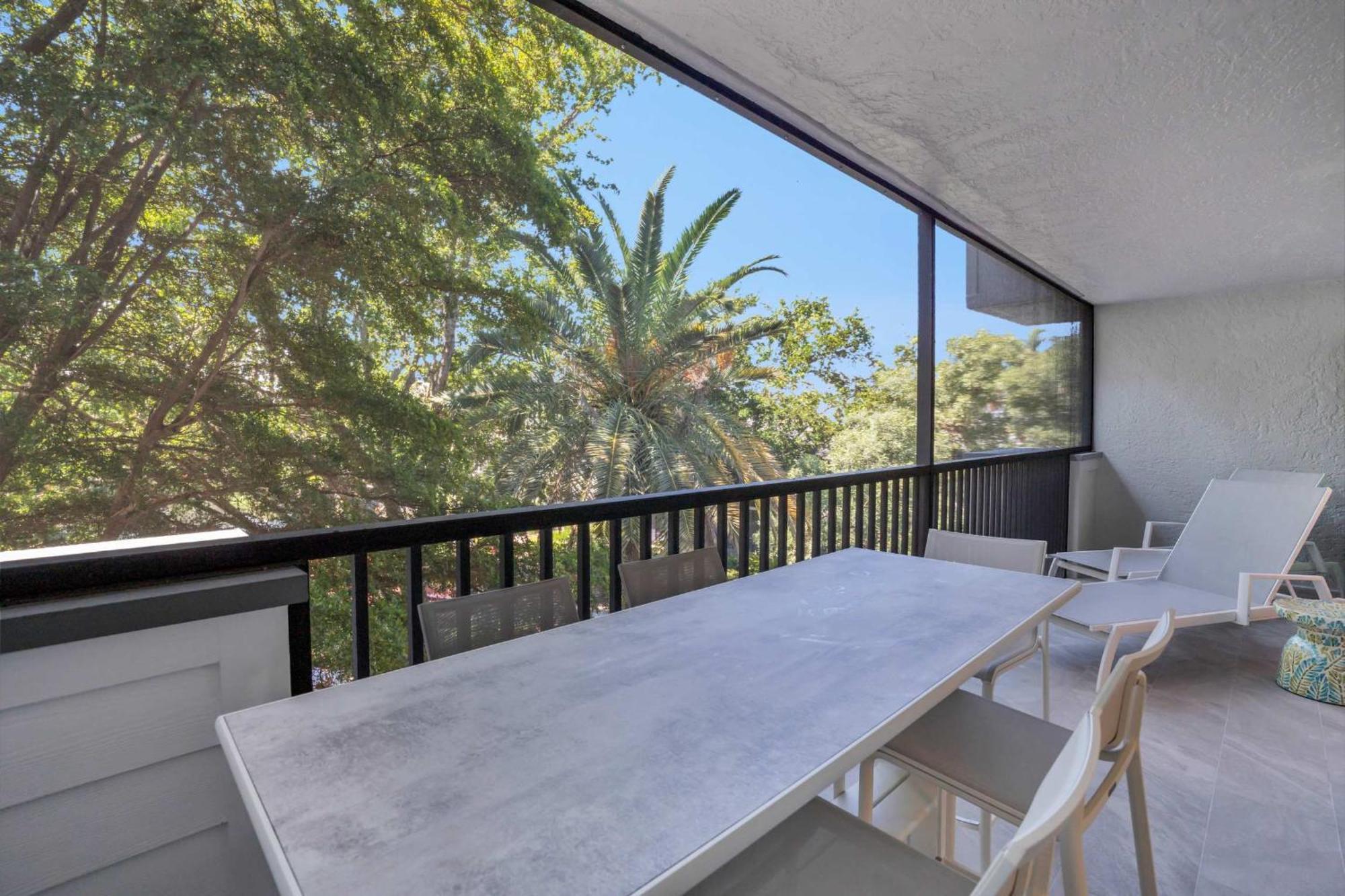 Corner Unit Updated And Near Lobby * Naples