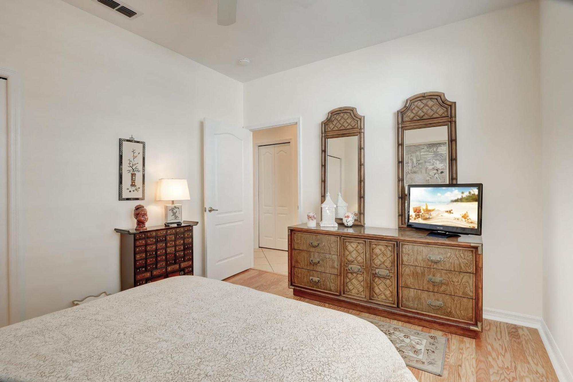 First Floor Coach With Pond Views Holiday home Naples