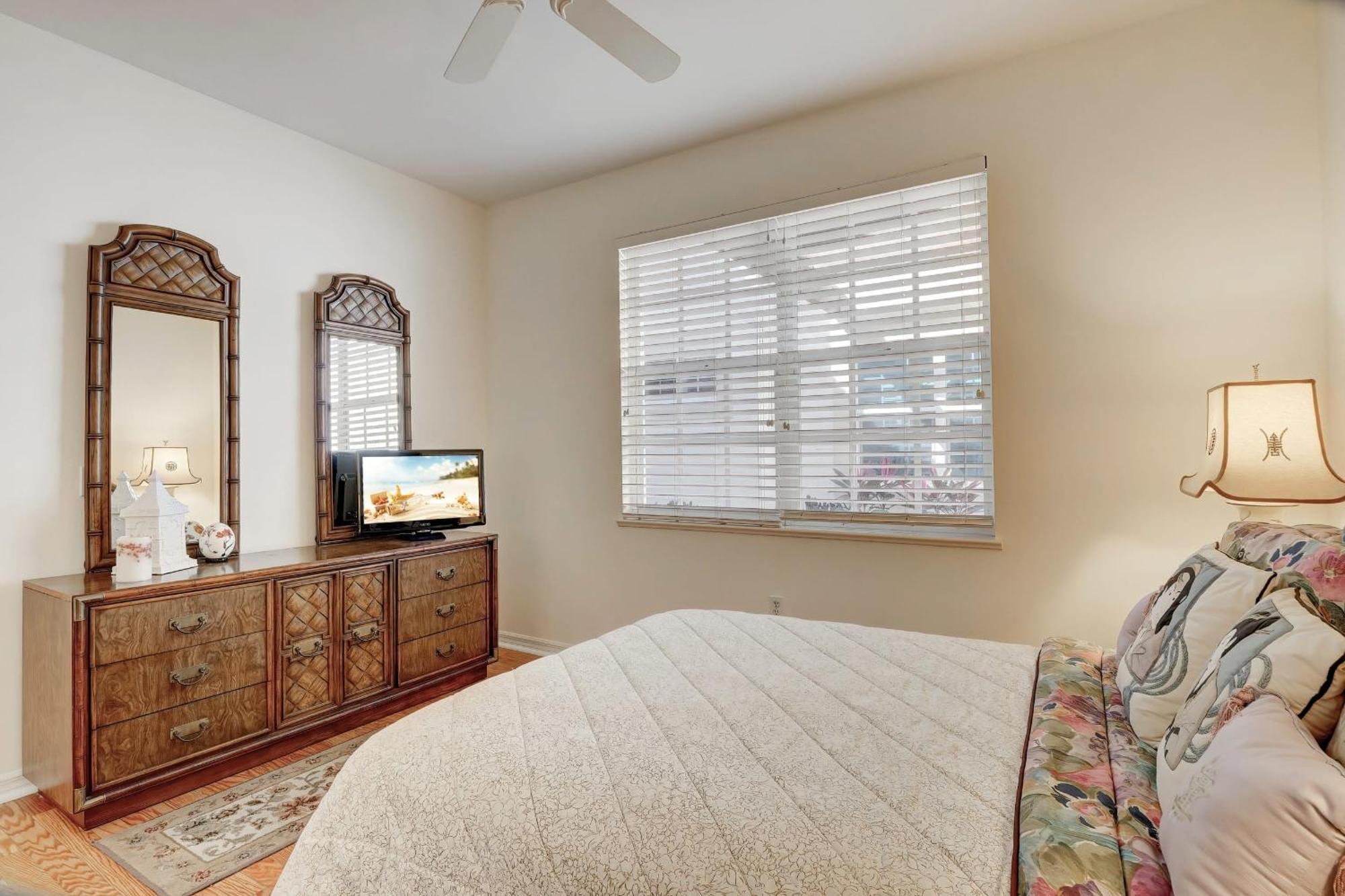 First Floor Coach With Pond Views * Naples