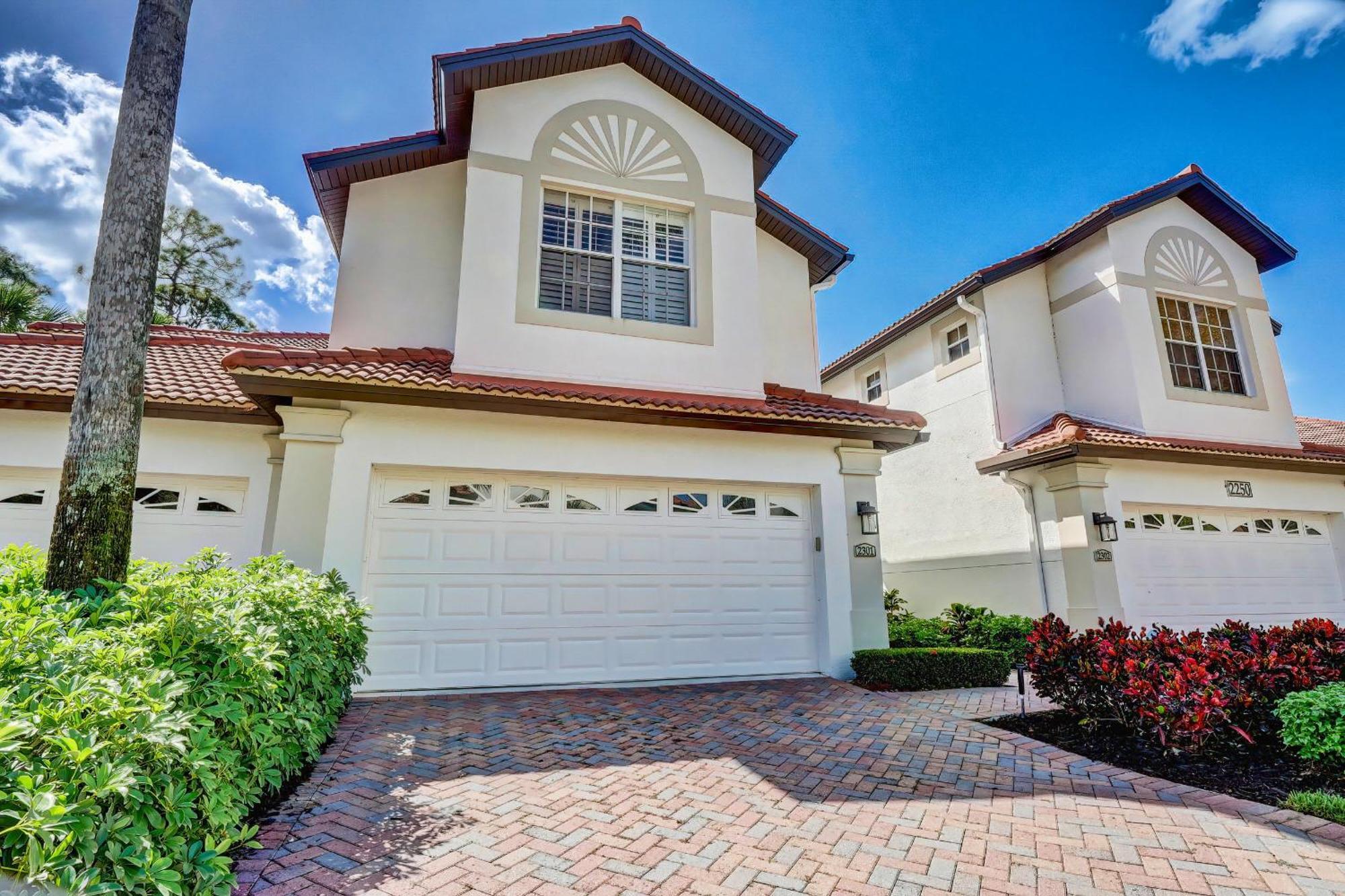 First Floor Coach With Pond Views Naples