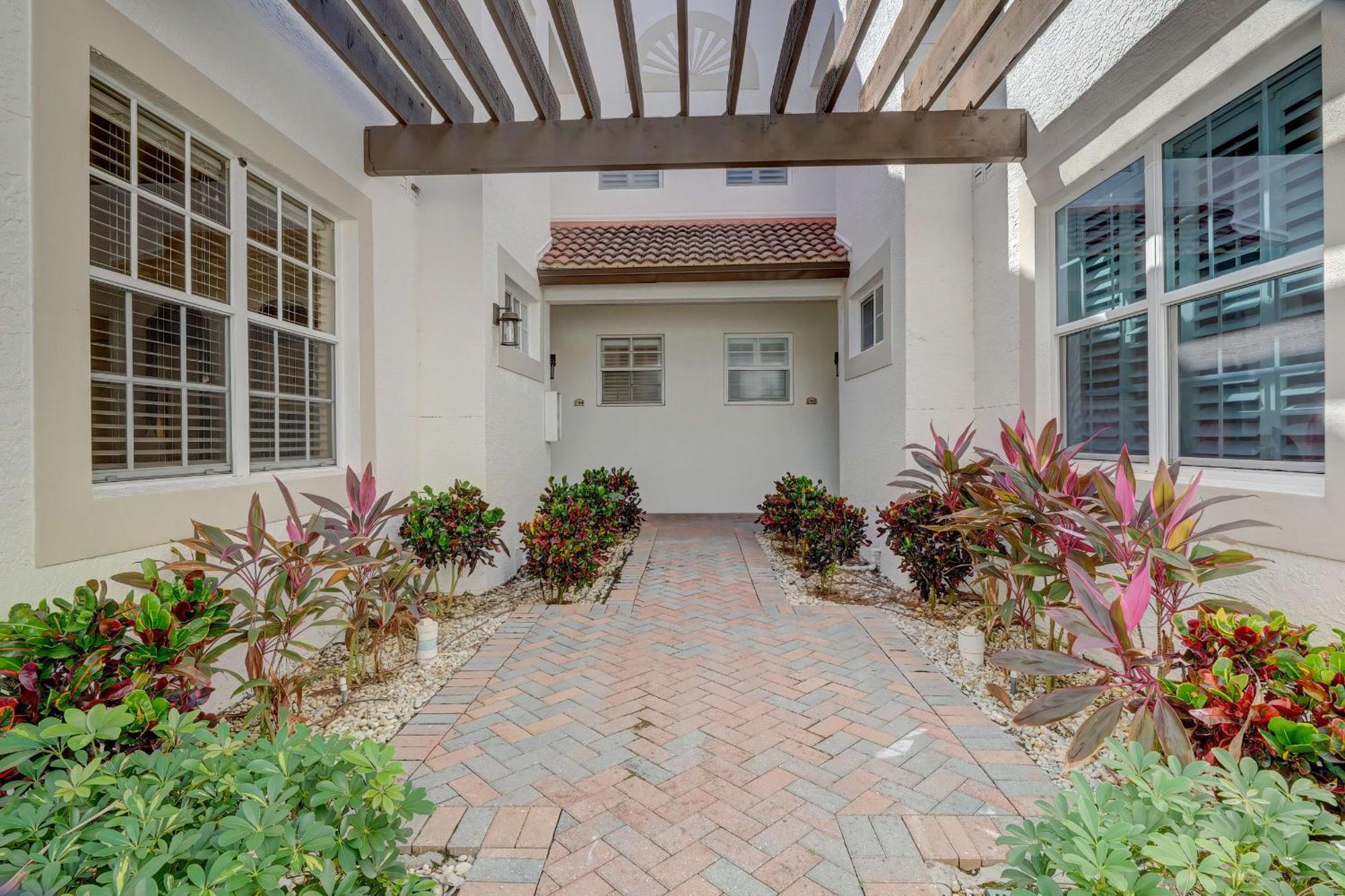 Holiday home First Floor Coach With Pond Views Naples