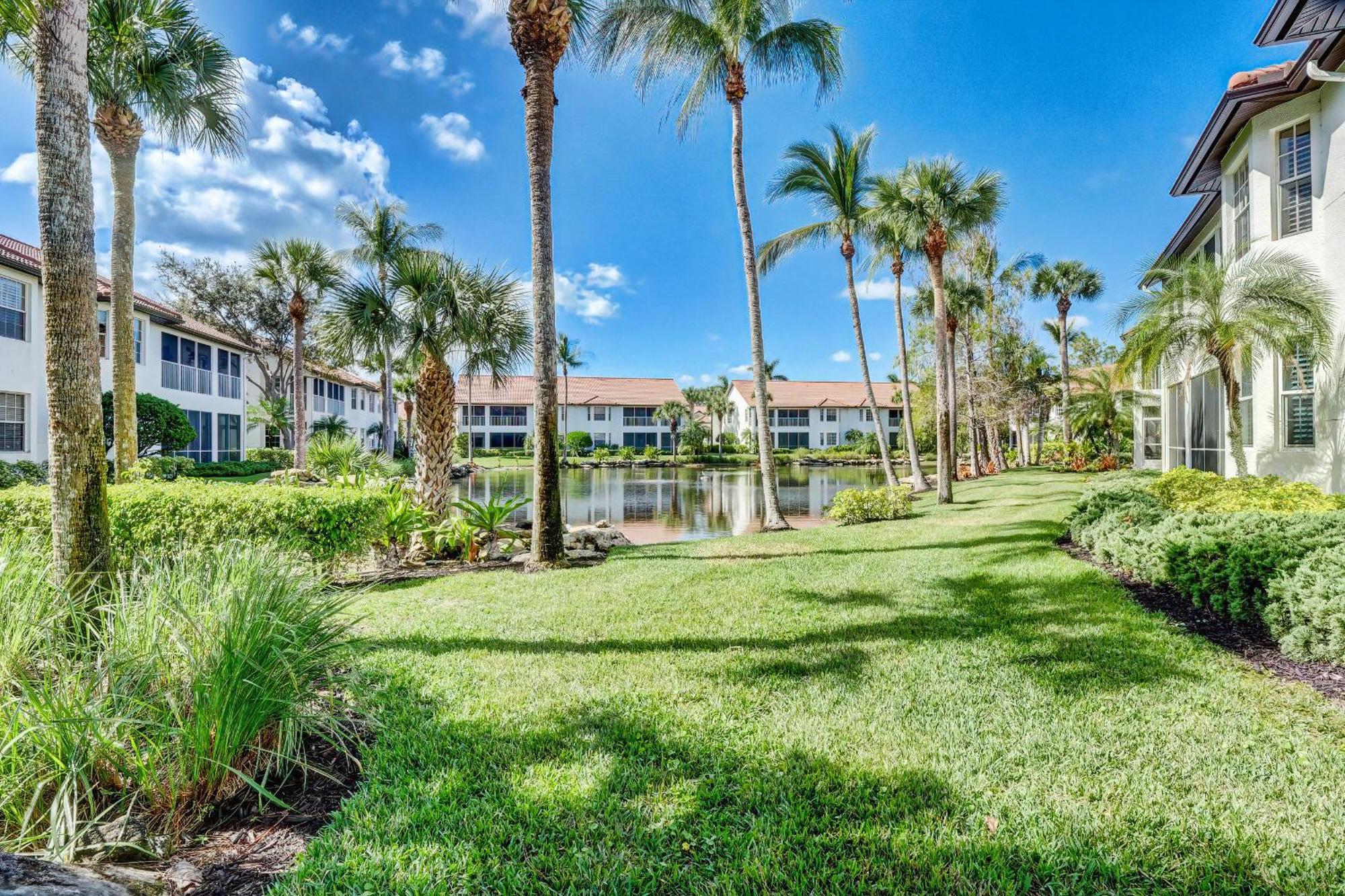 Holiday home First Floor Coach With Pond Views Naples