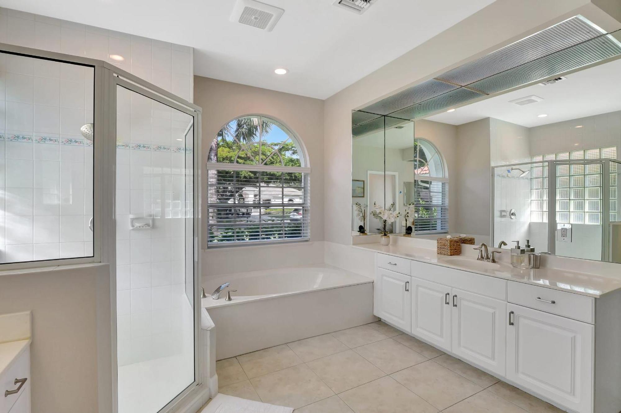 Sunny Retreat With Private Pool In North Naples