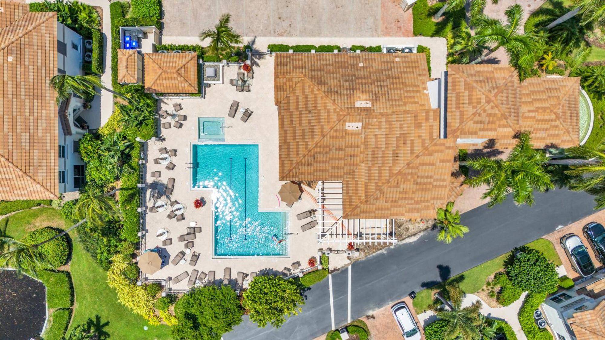 Walk To The And Venetian Village From Luxury Coach Holiday home *